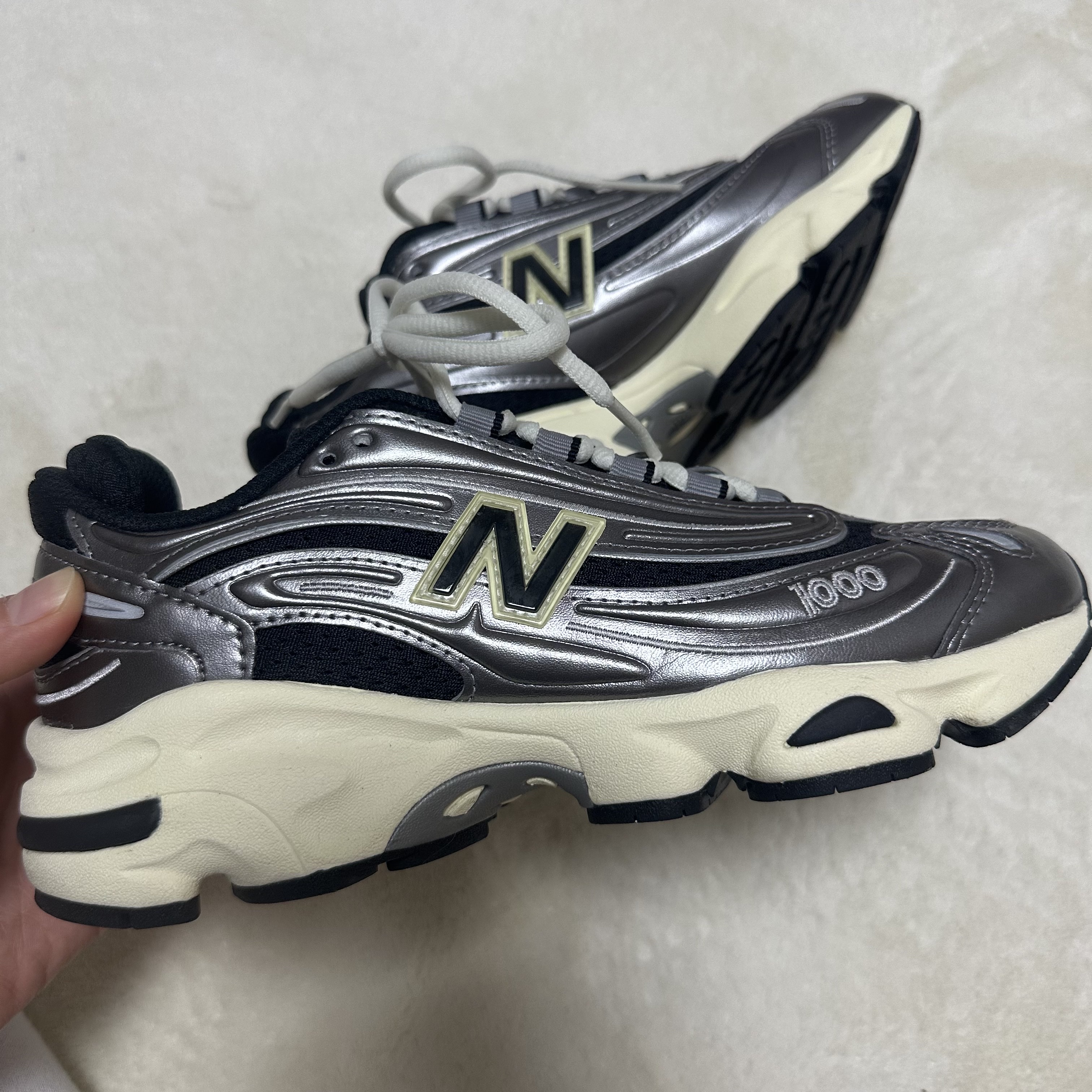 New Balance 1000 Silver Metallic Black 착용 스타일 - 1