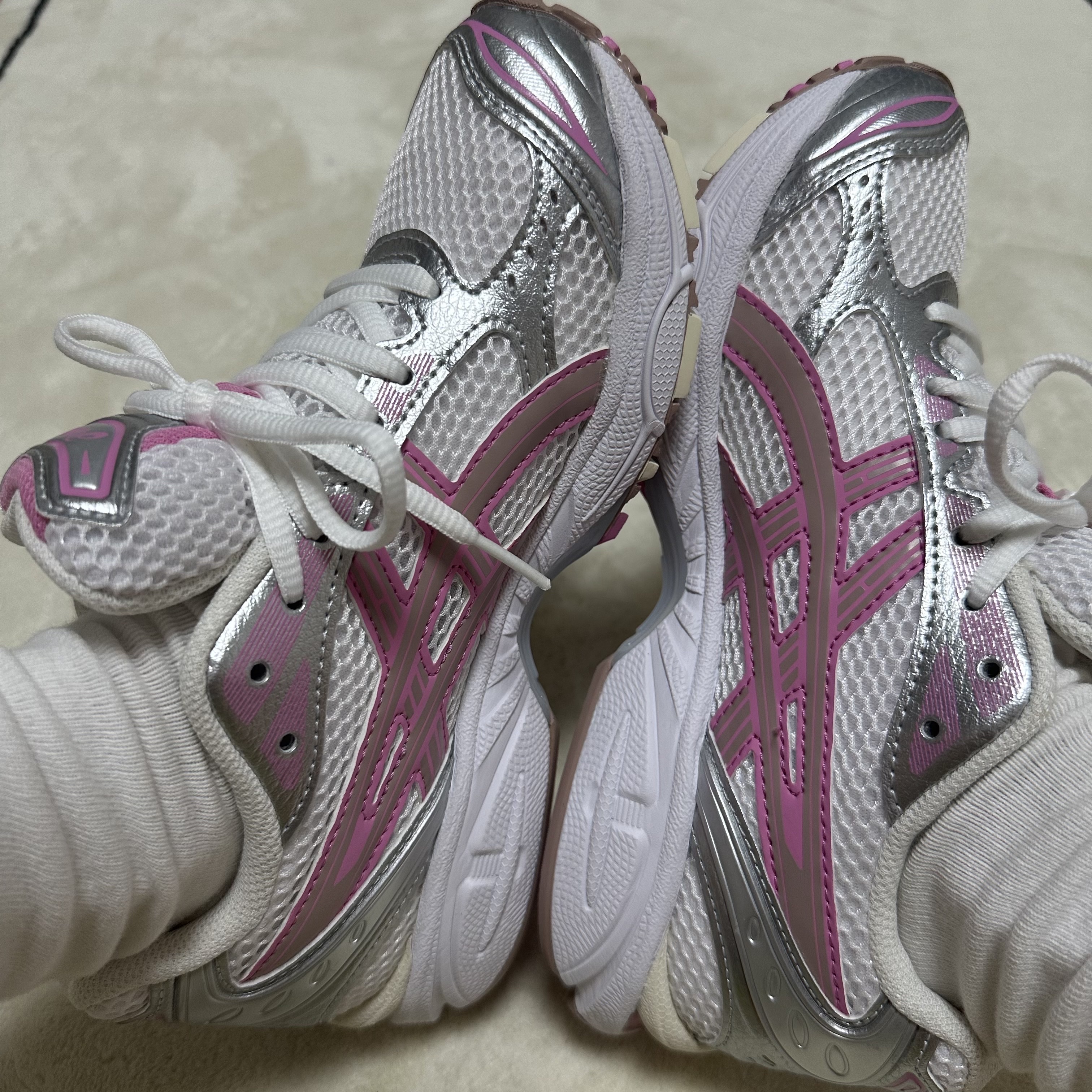 Asics Unlimited Gel-Kayano 14 White Fawn 착용 스타일 - 2