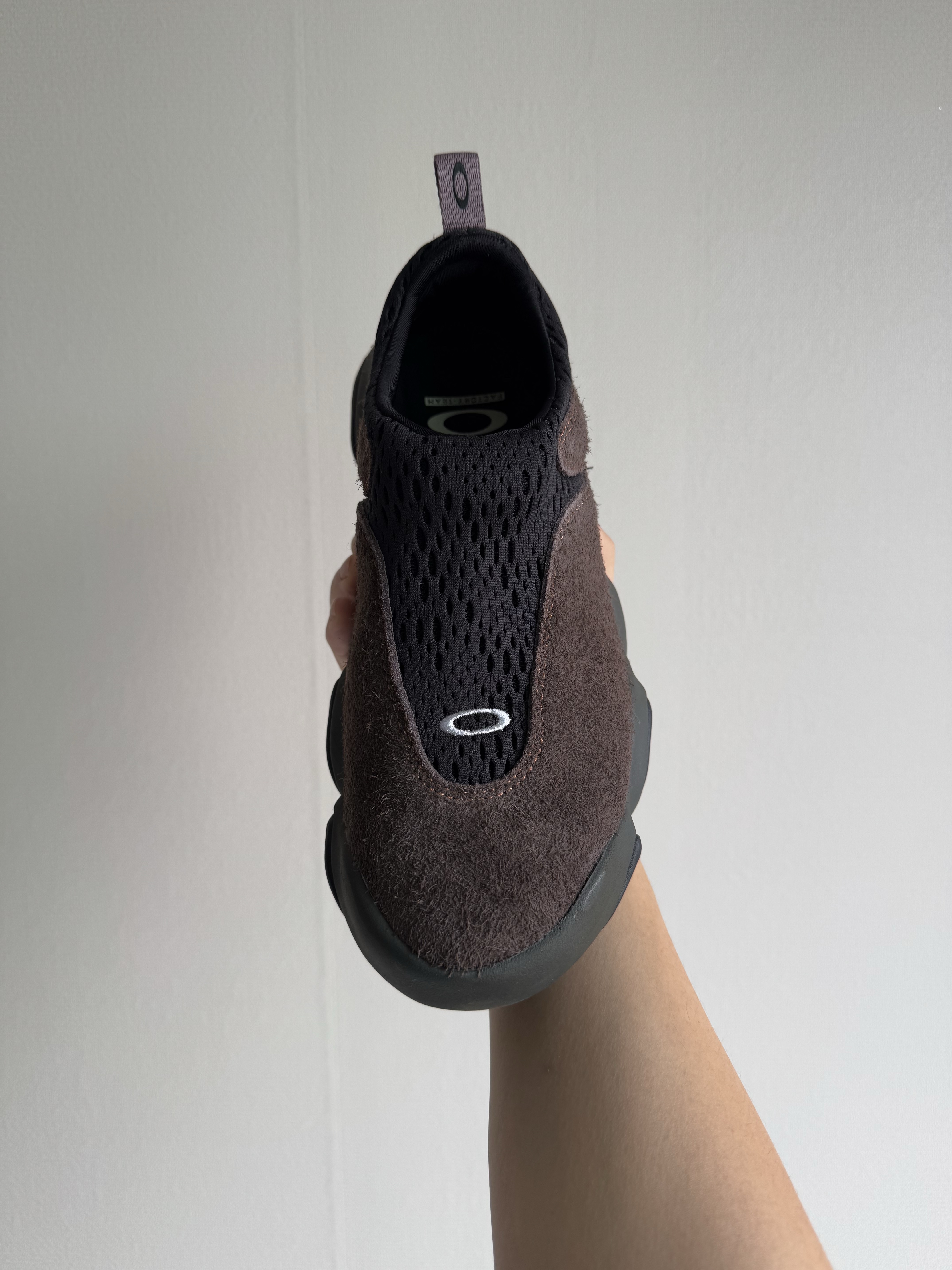 Oakley Factory Team x Brain Dead Suede Flesh Java 착용 스타일 - 4