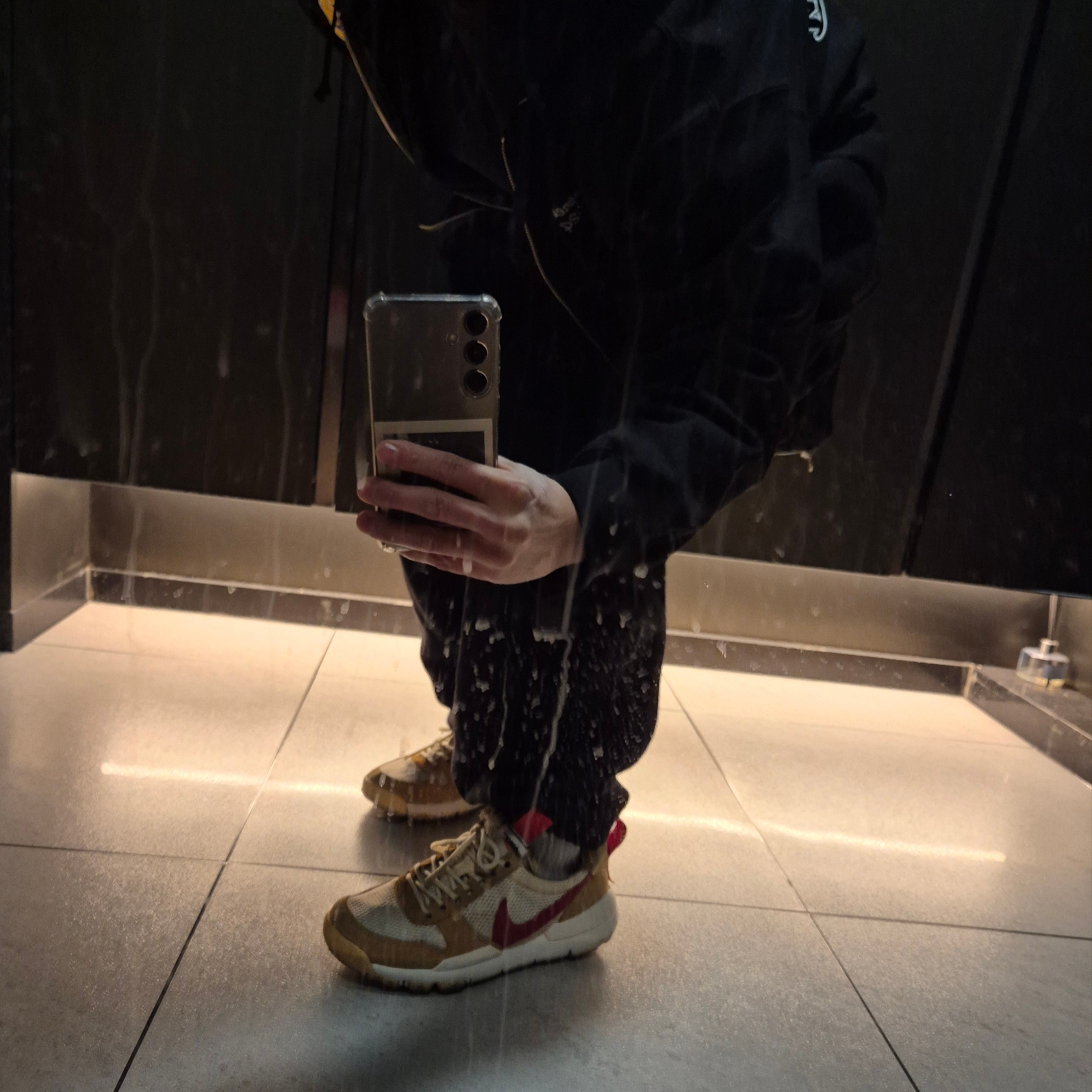 Nike x Tom Sachs Mars Yard Shoe 2.0 Space Camp, Nike x Stussy Washed Fleece Pants Black (FN5235-010) 착용 스타일 - 5