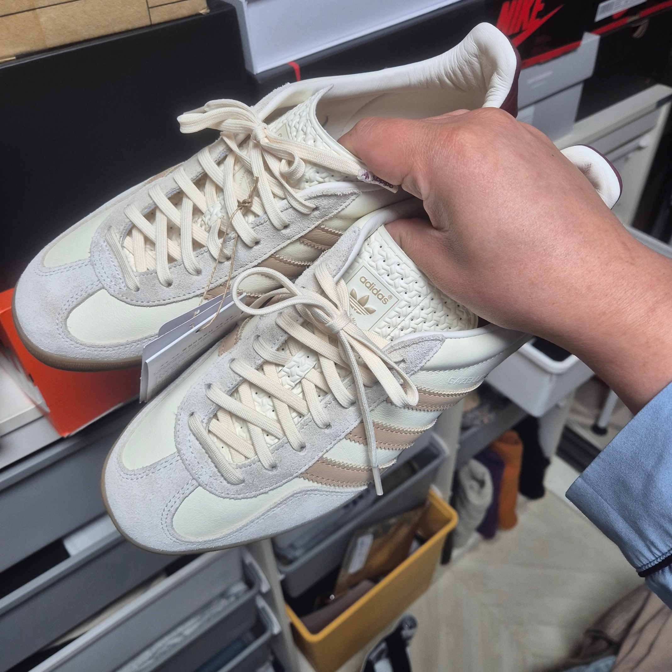 Adidas Gazelle Indoor Off White Magic Beige Red 착용 스타일 - 1