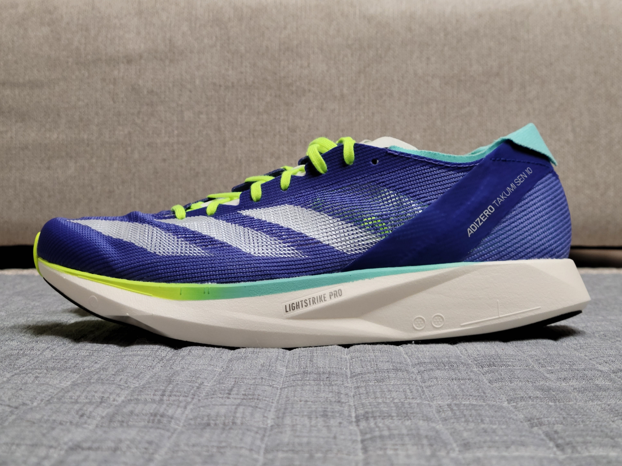 Adidas Adizero Takumi Sen 10 Cobalt Blue Lucid Lemon 착용 스타일 - 1