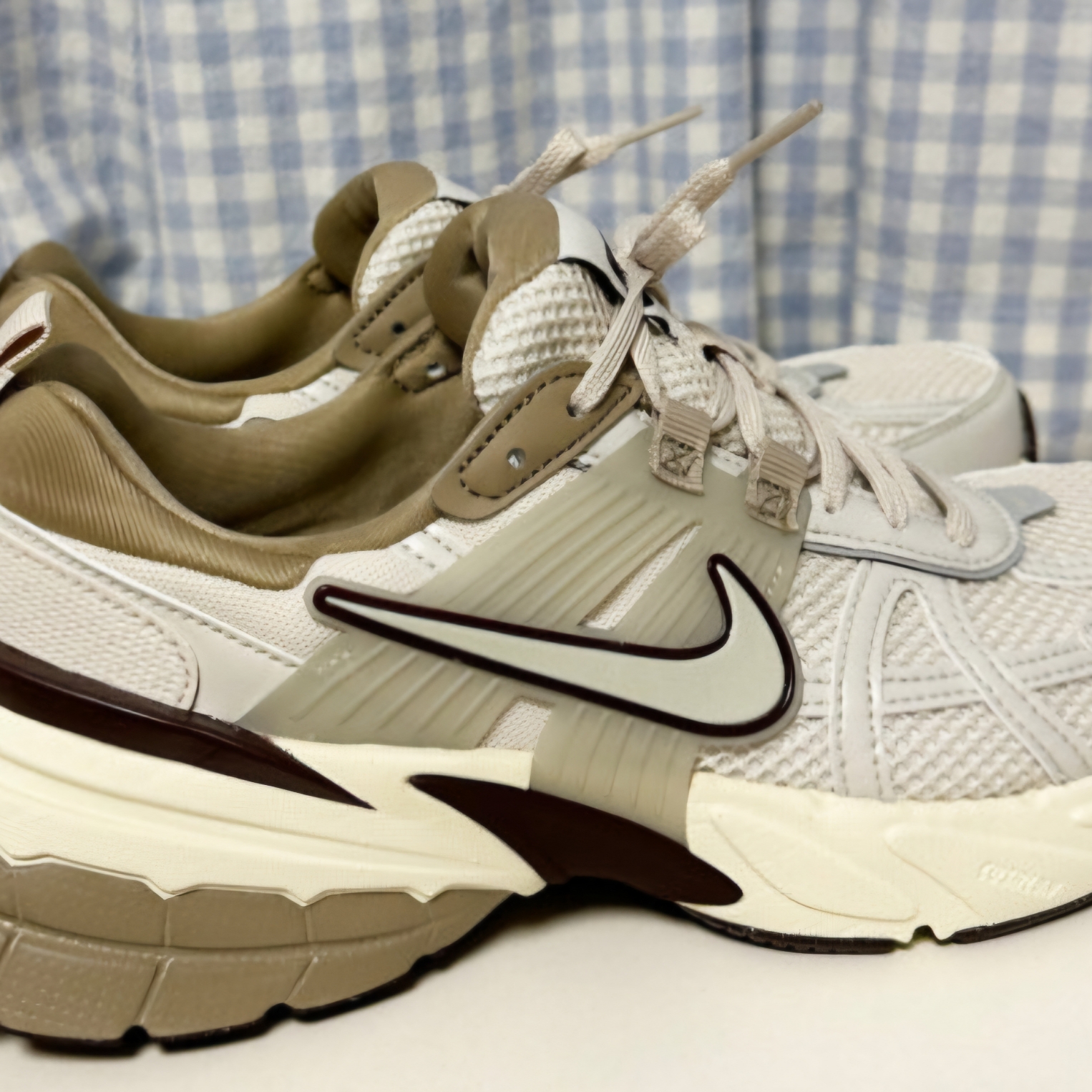 Nike V2K Run Light Orewood Brown Khaki 착용 스타일
