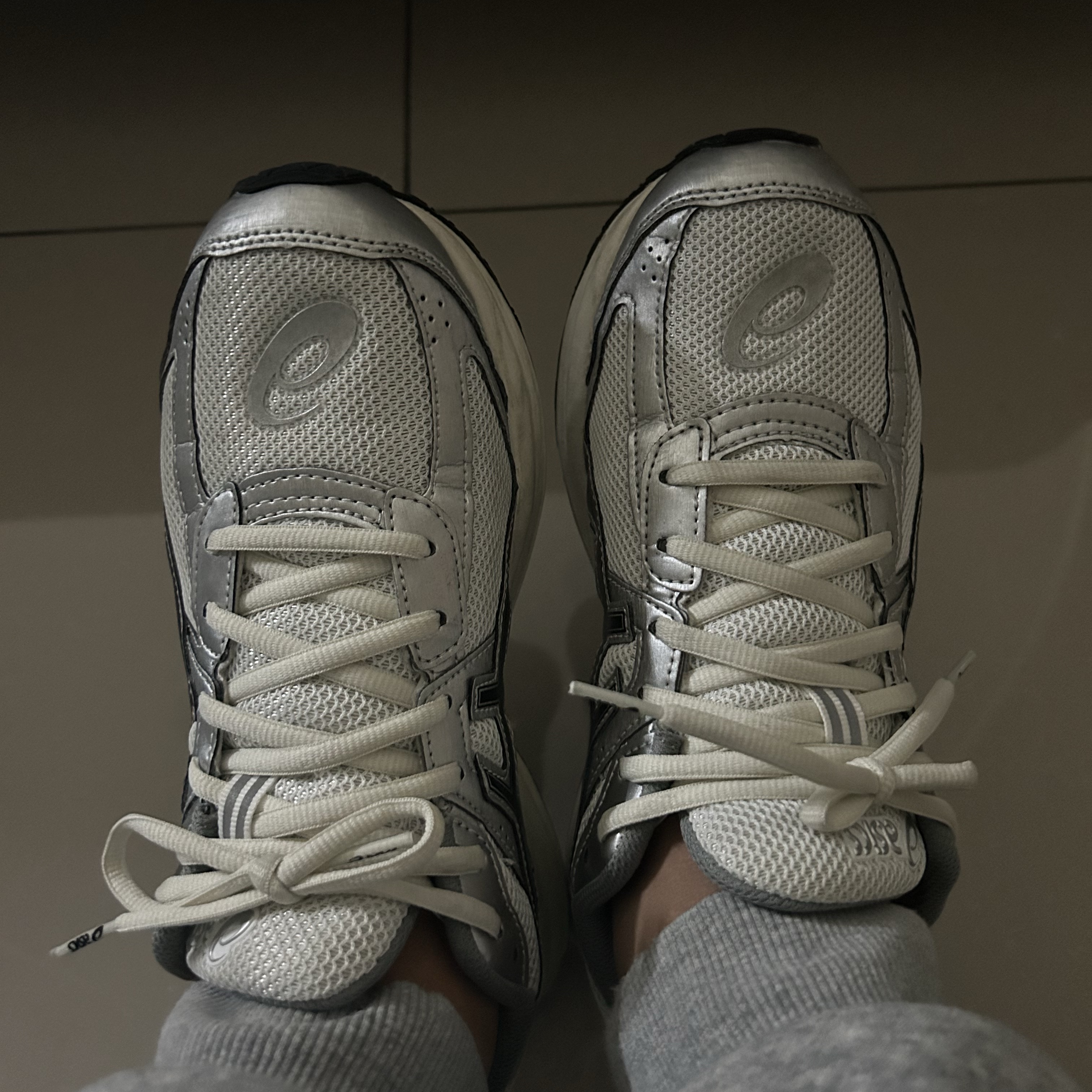 Asics Jog 100 S White Black - 2E Wide 착용 스타일