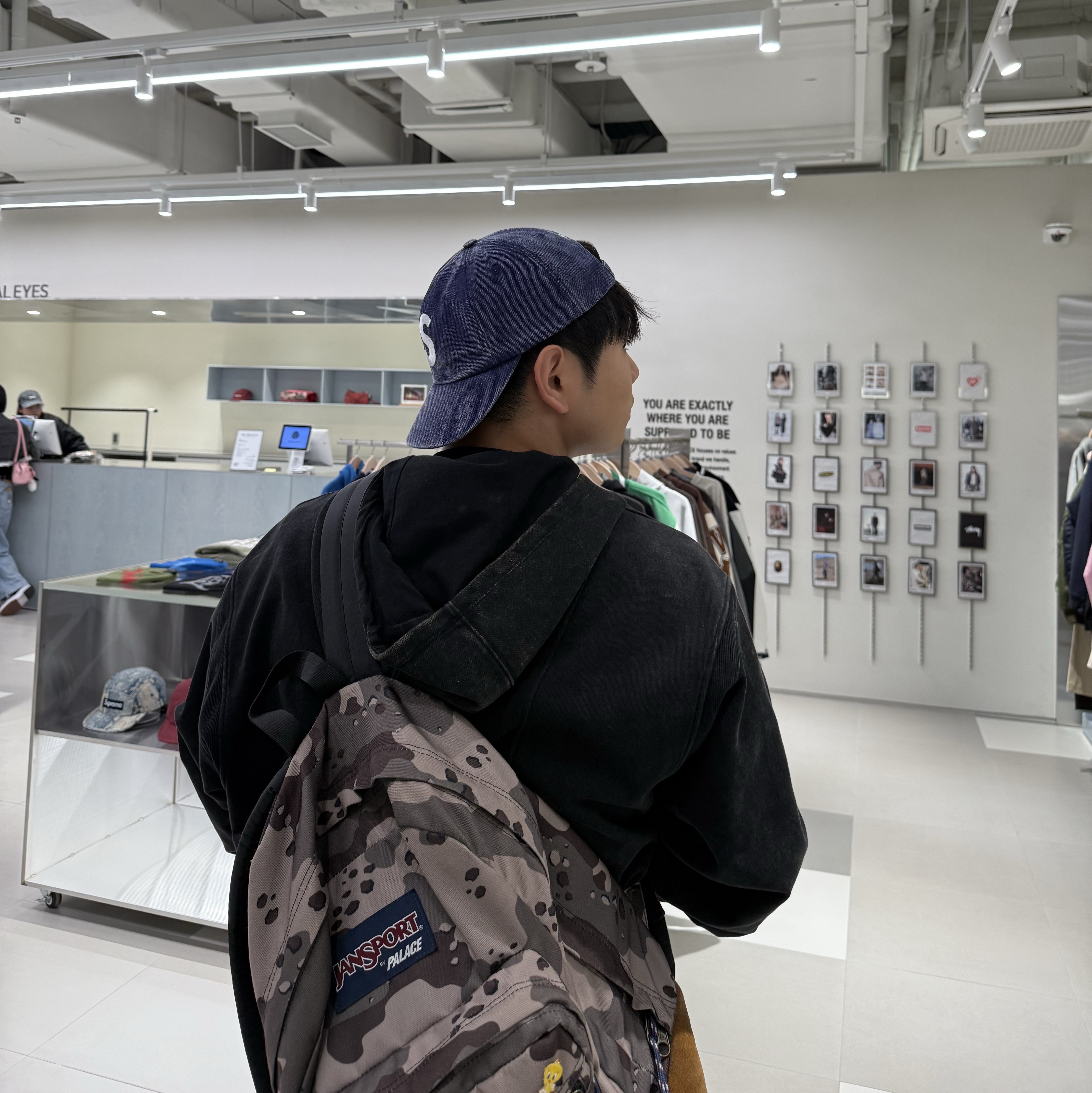 Supreme Pigment S Logo 6-Panel Navy - 24FW, Palace x Jansport Right Pack Desert Tactics - 23FW 착용 스타일