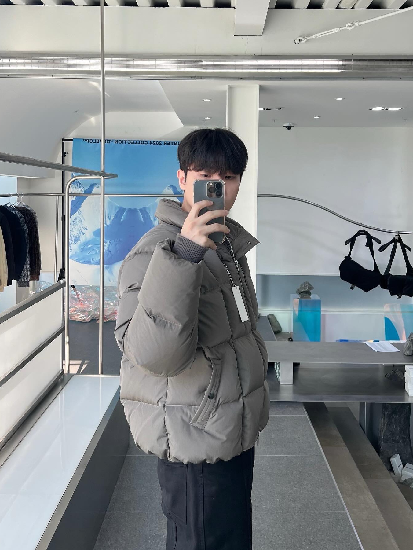 [KREAM 단독] Haleine Incision Highneck Duck Down Jacket Khaki Grey (VJ429) 착용 스타일