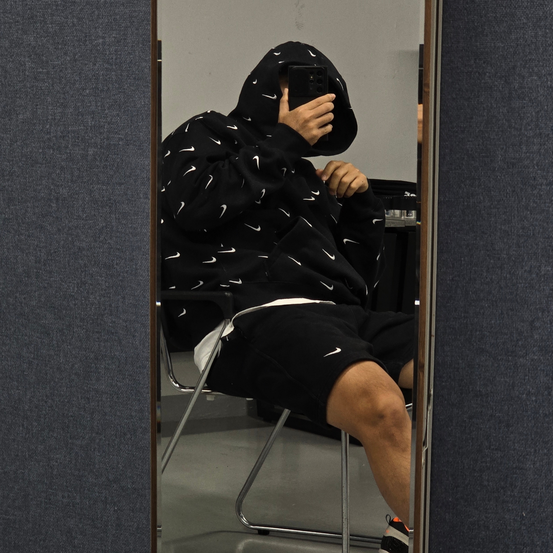 Nike NRG Swoosh Logo Hoodie Black 착용 스타일