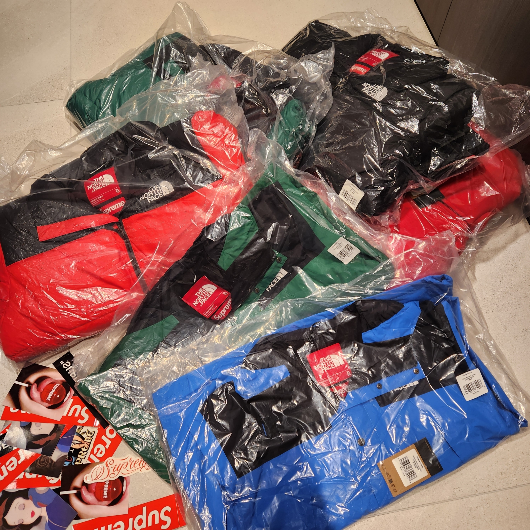Supreme x The North Face Nuptse Jacket Black - 24FW, Supreme x The North Face Nuptse Jacket Green - 24FW 착용 스타일