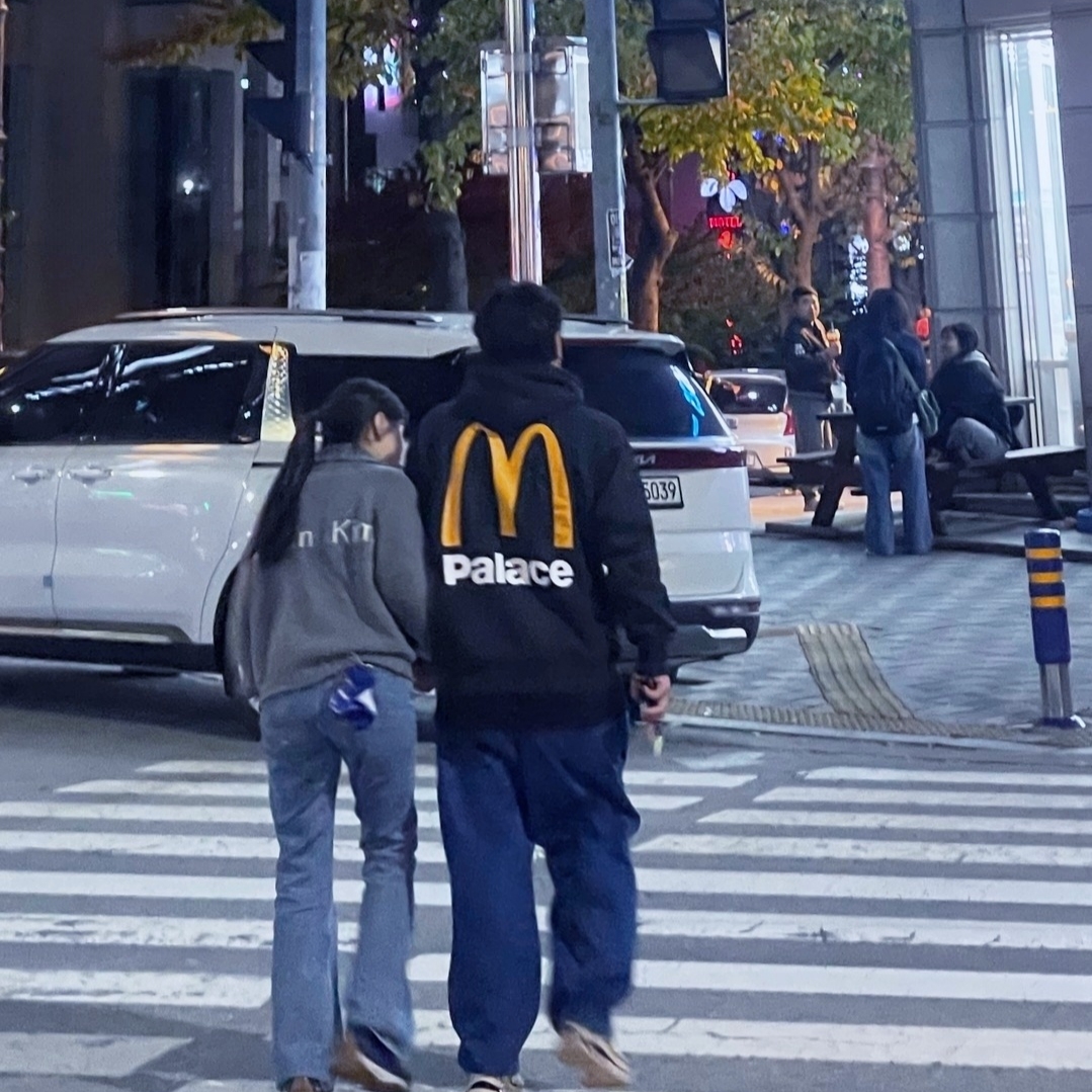 Palace x McDonald's Logo Hood Black - 23FW 착용 스타일