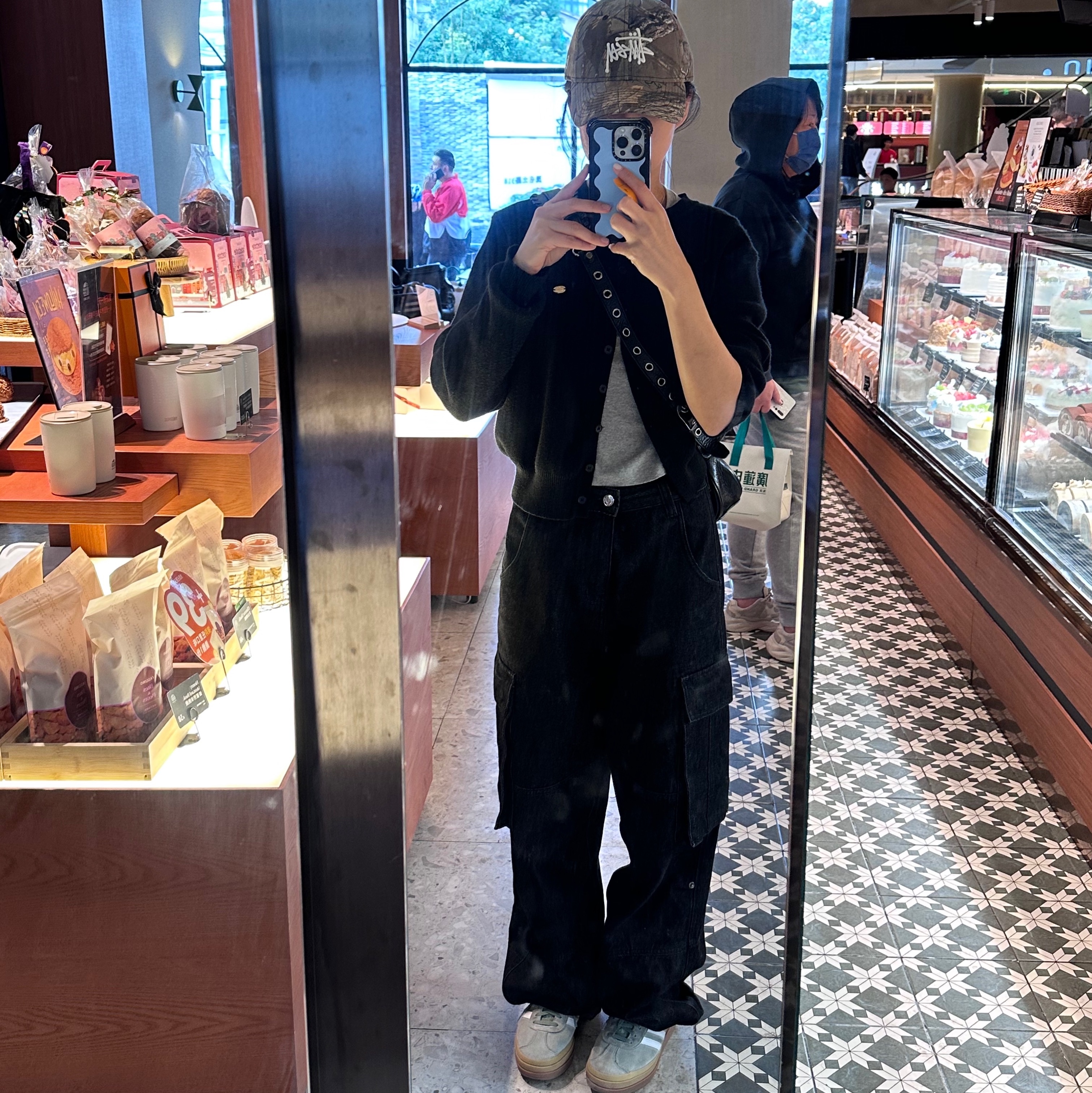 Stussy Basic New Era 9Twenty Basic Strapback Real Tree Edge, Balenciaga Arena Lambskin Le Cagole XS Shoulder Bag Black 착용 스타일