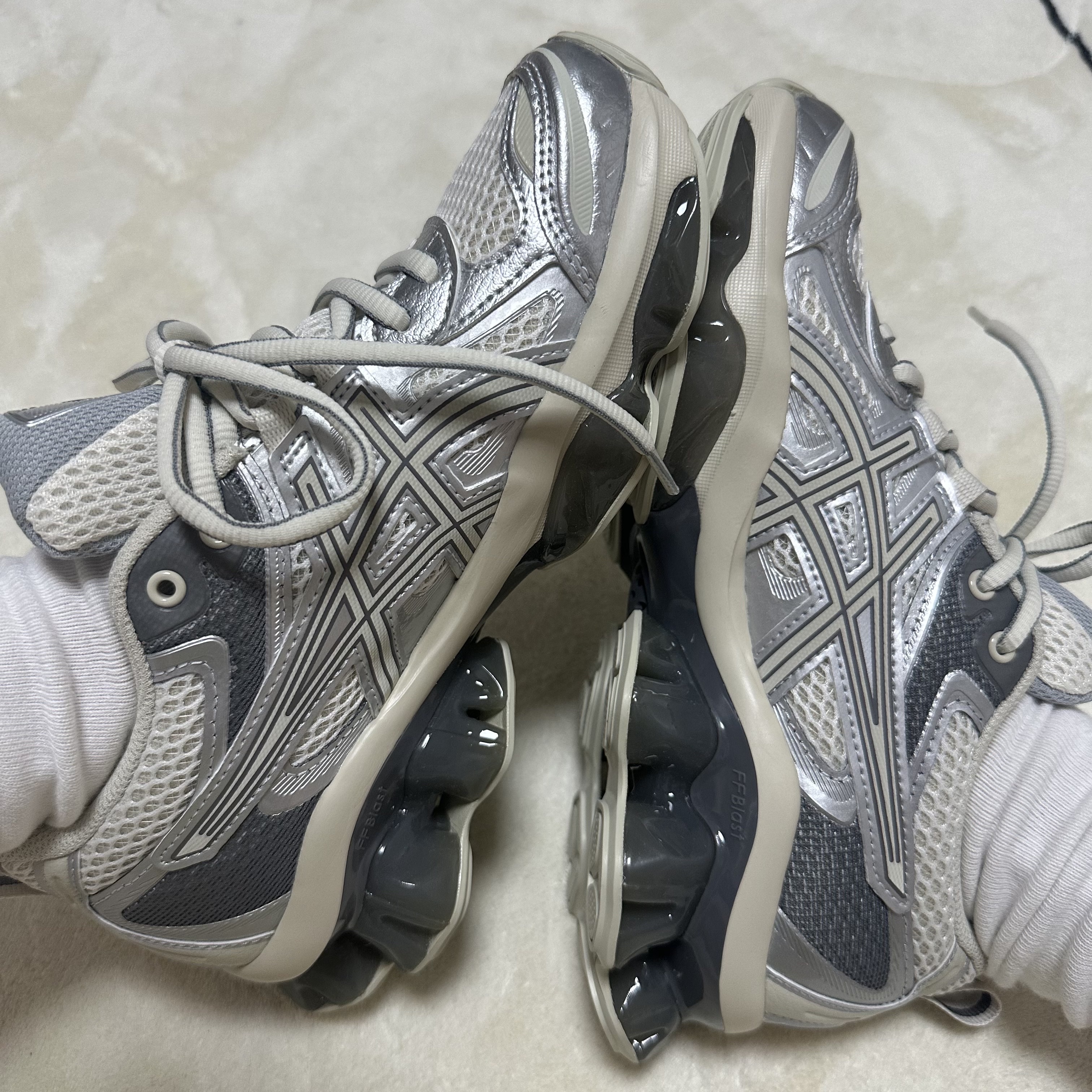 Asics Gel-Quantum Kinetic White Light Dust 착용 스타일 - 2