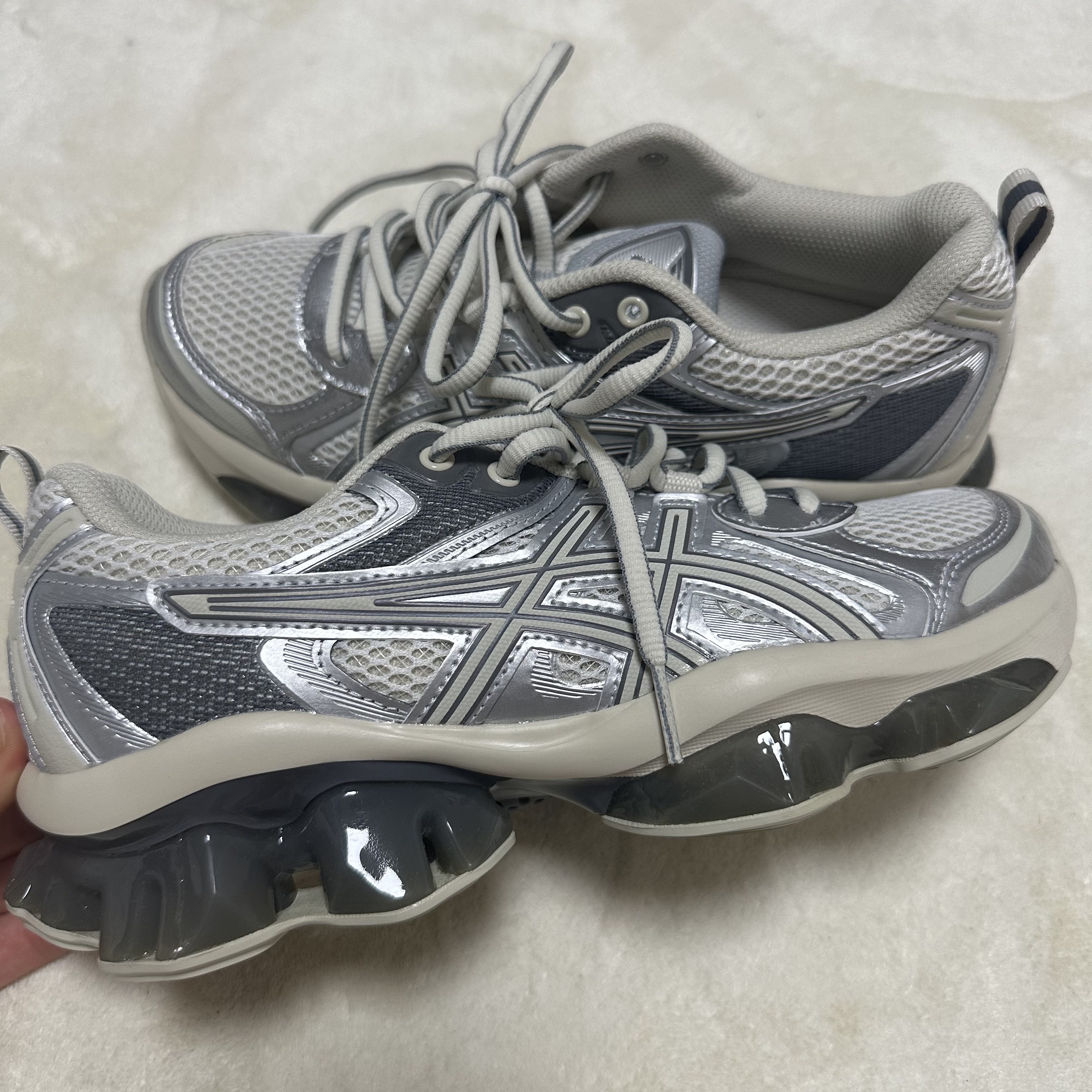 Asics Gel-Quantum Kinetic White Light Dust 착용 스타일 - 1