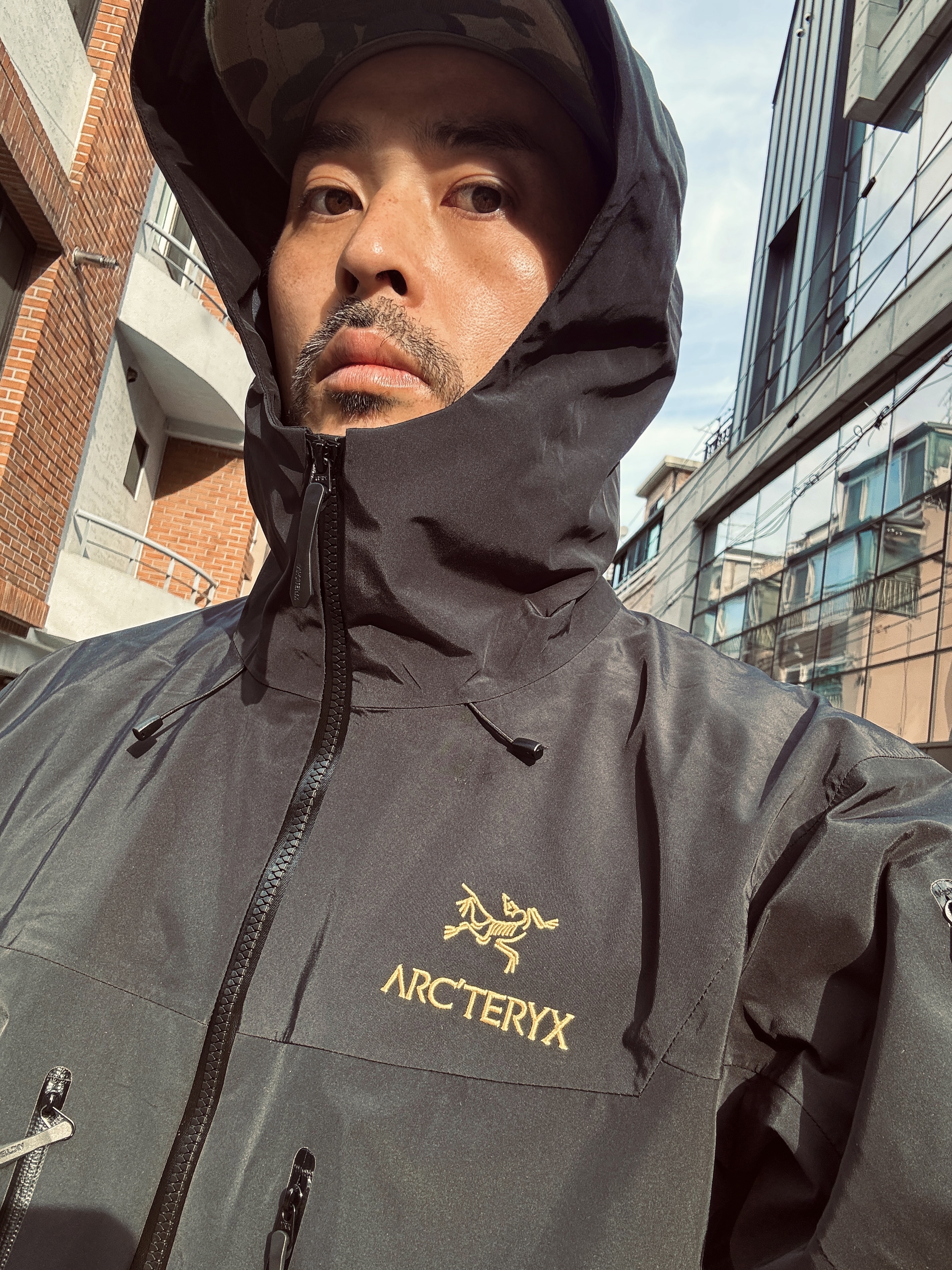 Arc'teryx Alpha SV Jacket 24K Black, Undermycar Mu.44 Anti Fxxking Logo Play Big Cargo Camo Shorts Camo Khaki 착용 스타일 - 3