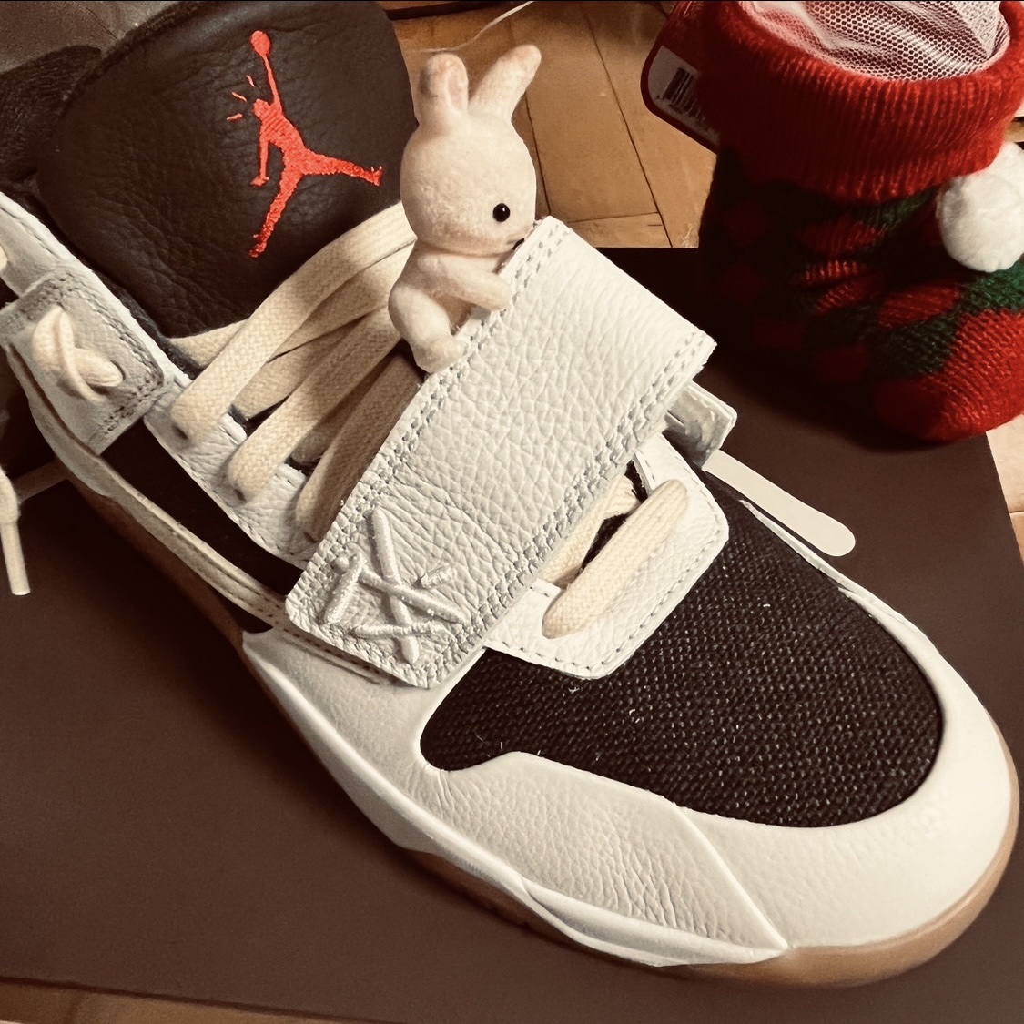 Jordan x Travis Scott Jumpman Jack TR Sail and Dark Mocha 착용 스타일 - 3