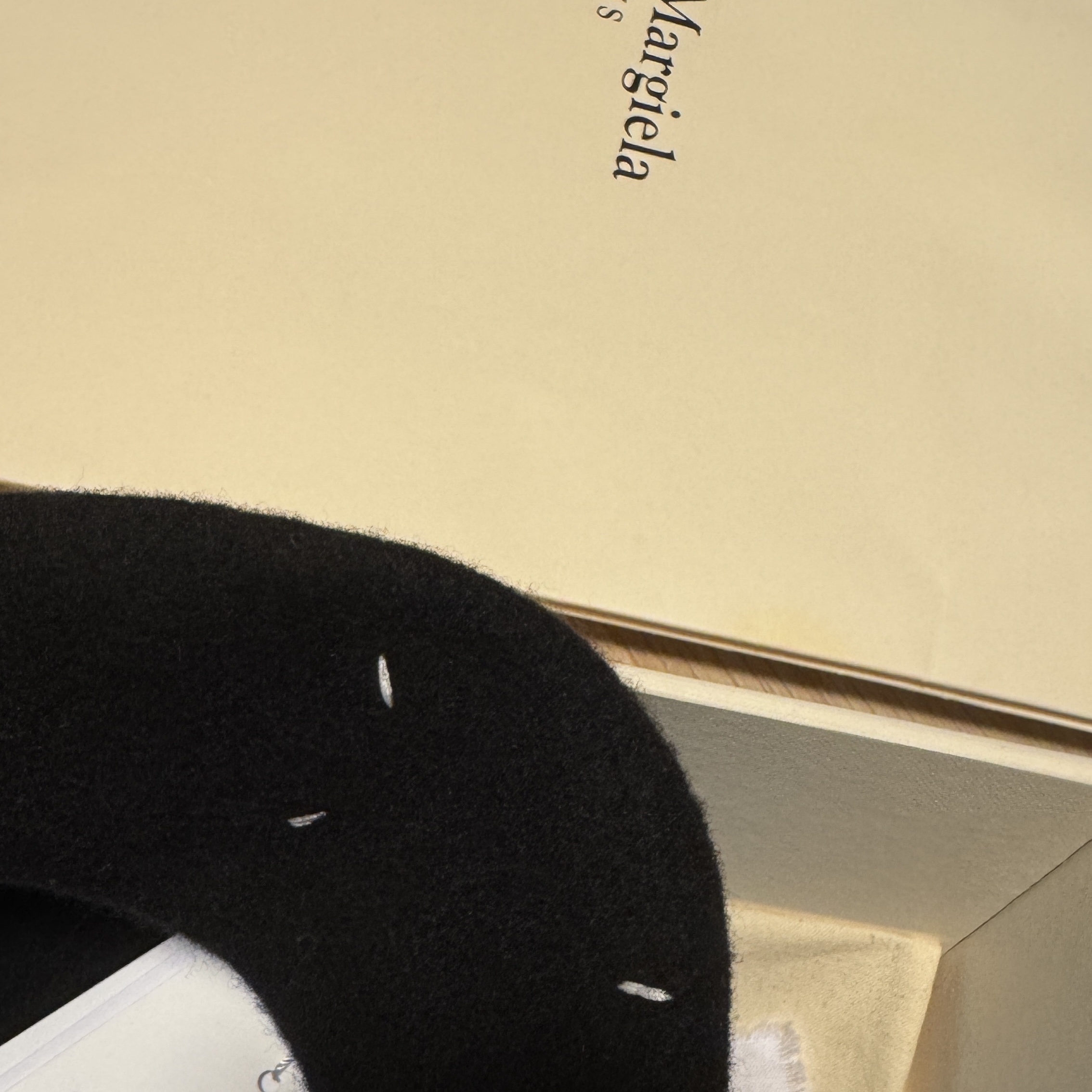 Maison Margiela 5AC Classique Baby Bag Black, Maison Margiela 5AC Mini Shoulder Bag Black 착용 스타일 - 2