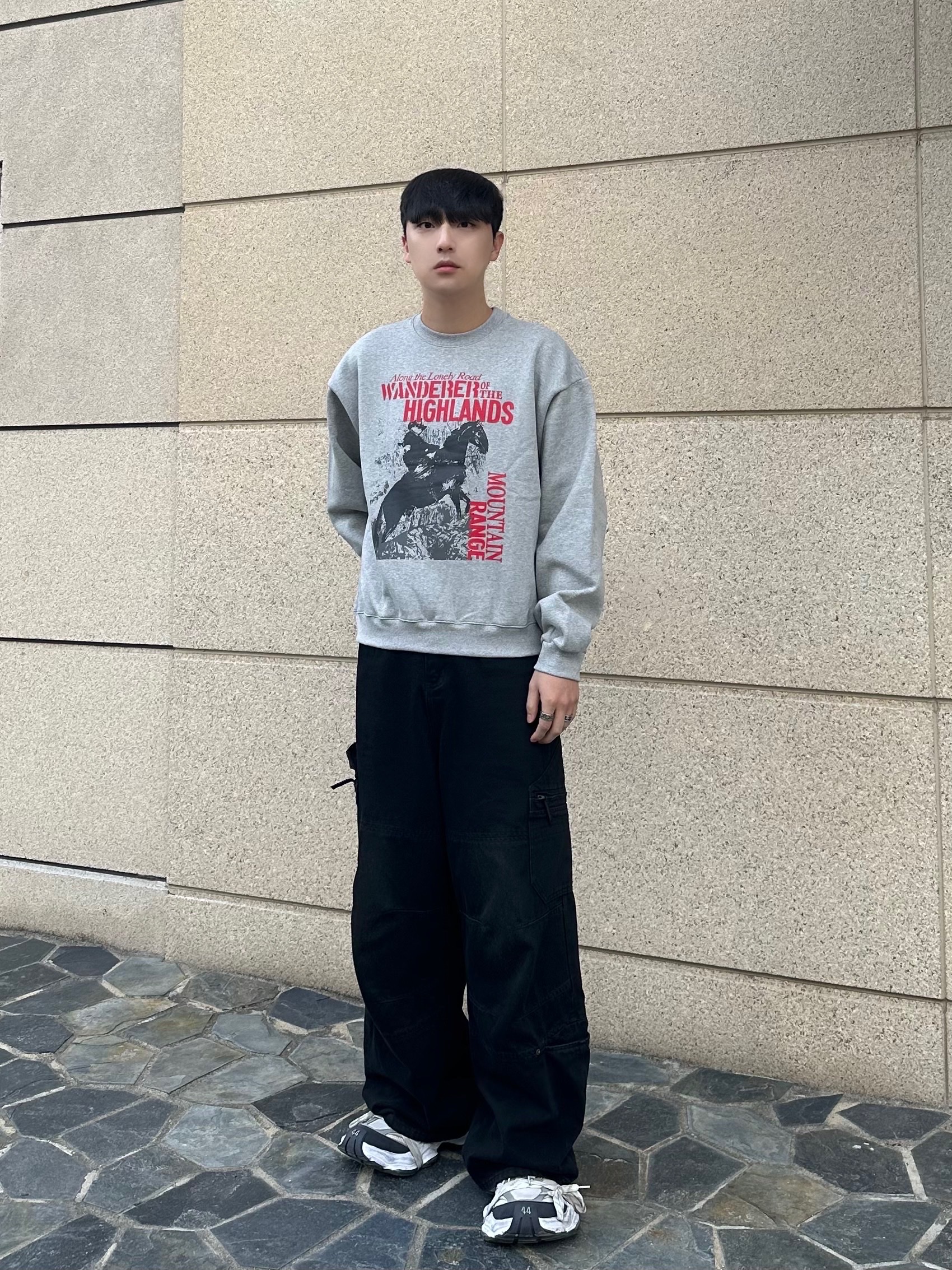 Balenciaga Cargo Sneakers White Grey 착용 스타일
