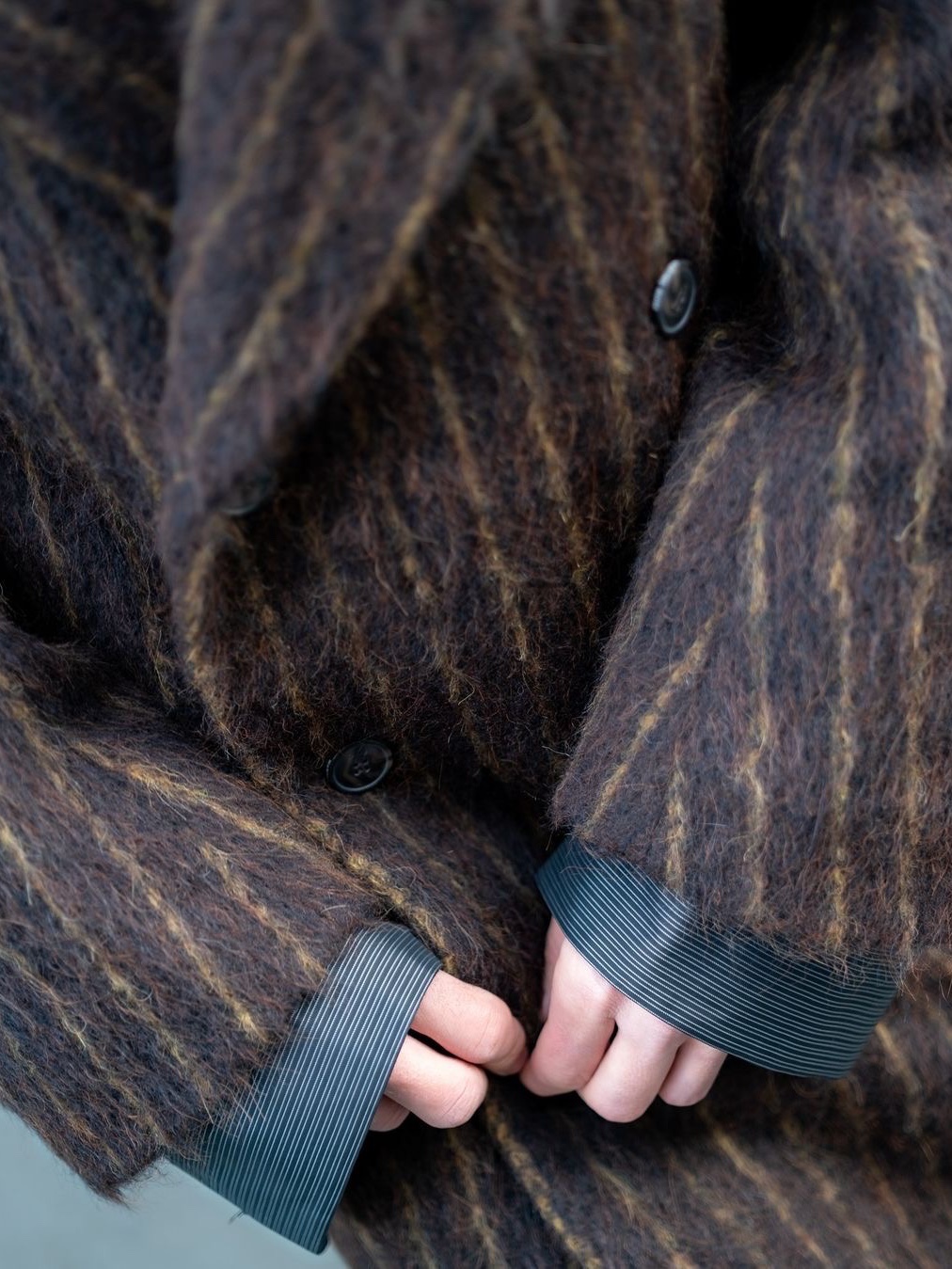 Martine Rose Double Breasted Shirt Overcoat Brown Gold Stripe - 24FW 착용 스타일 - 4