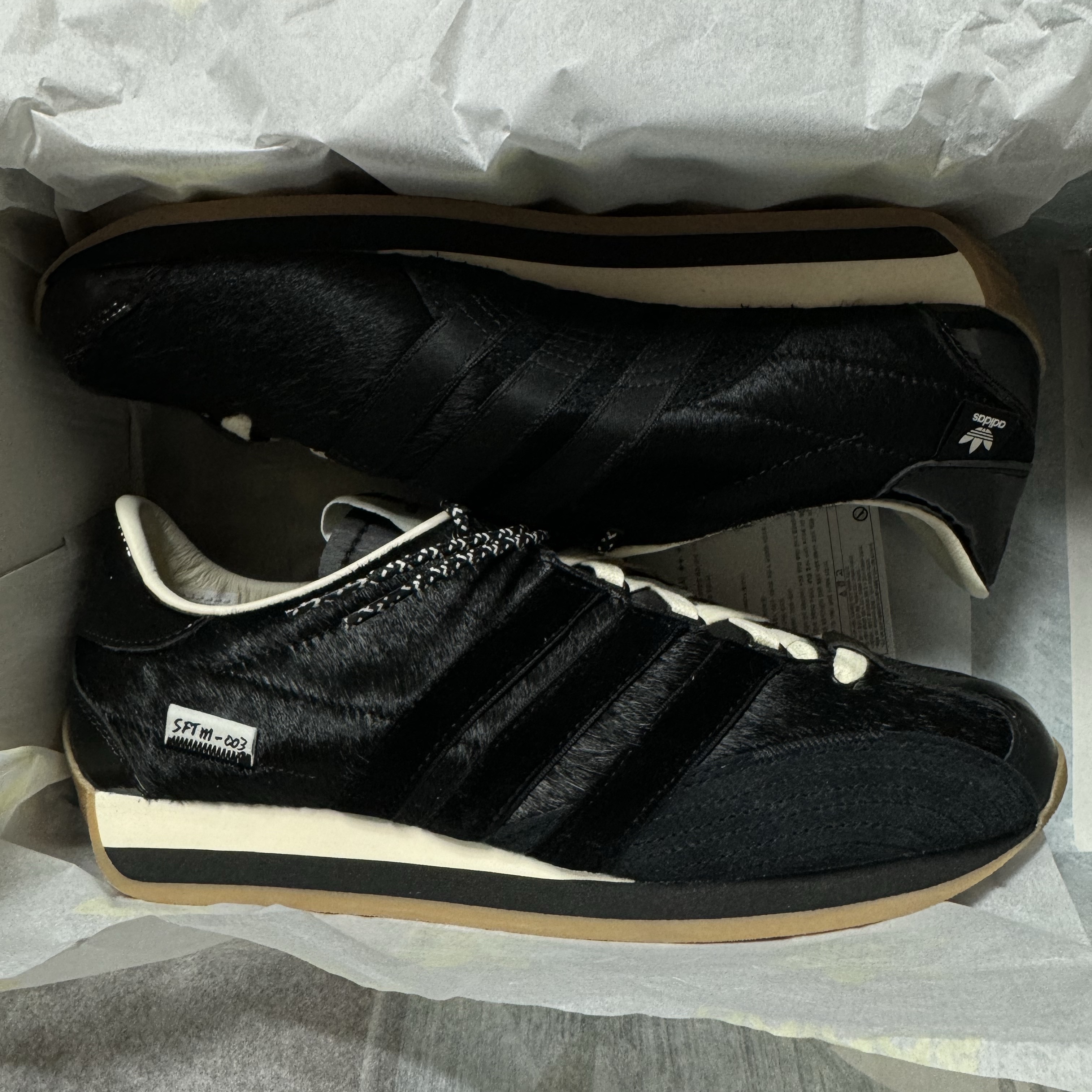 Adidas x Song for the Mute Country OG Core Black Cream White 착용 스타일 - 1