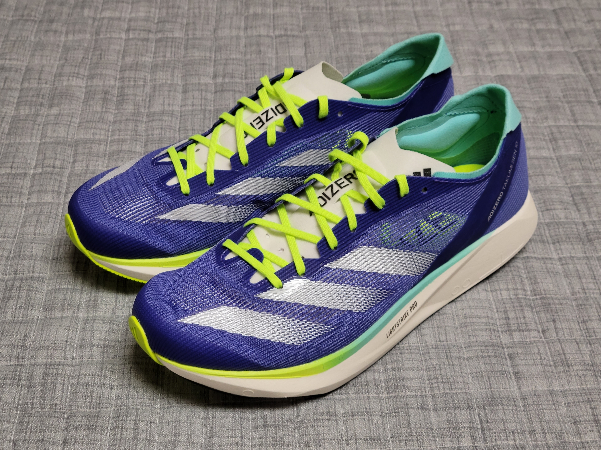 Adidas Adizero Takumi Sen 10 Cobalt Blue Lucid Lemon 착용 스타일 - 2