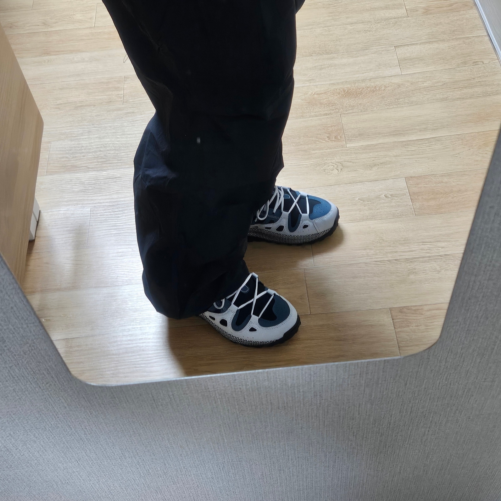 Nike ACG Air Exploraid Neutral Grey and Ash Green 착용 스타일