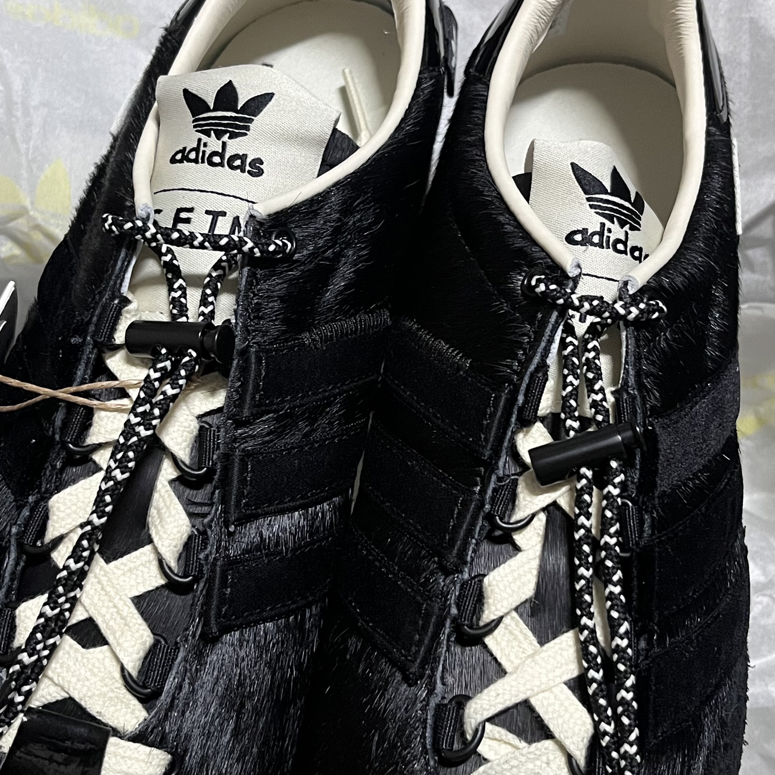 Adidas x Song for the Mute Country OG Core Black Cream White 착용 스타일