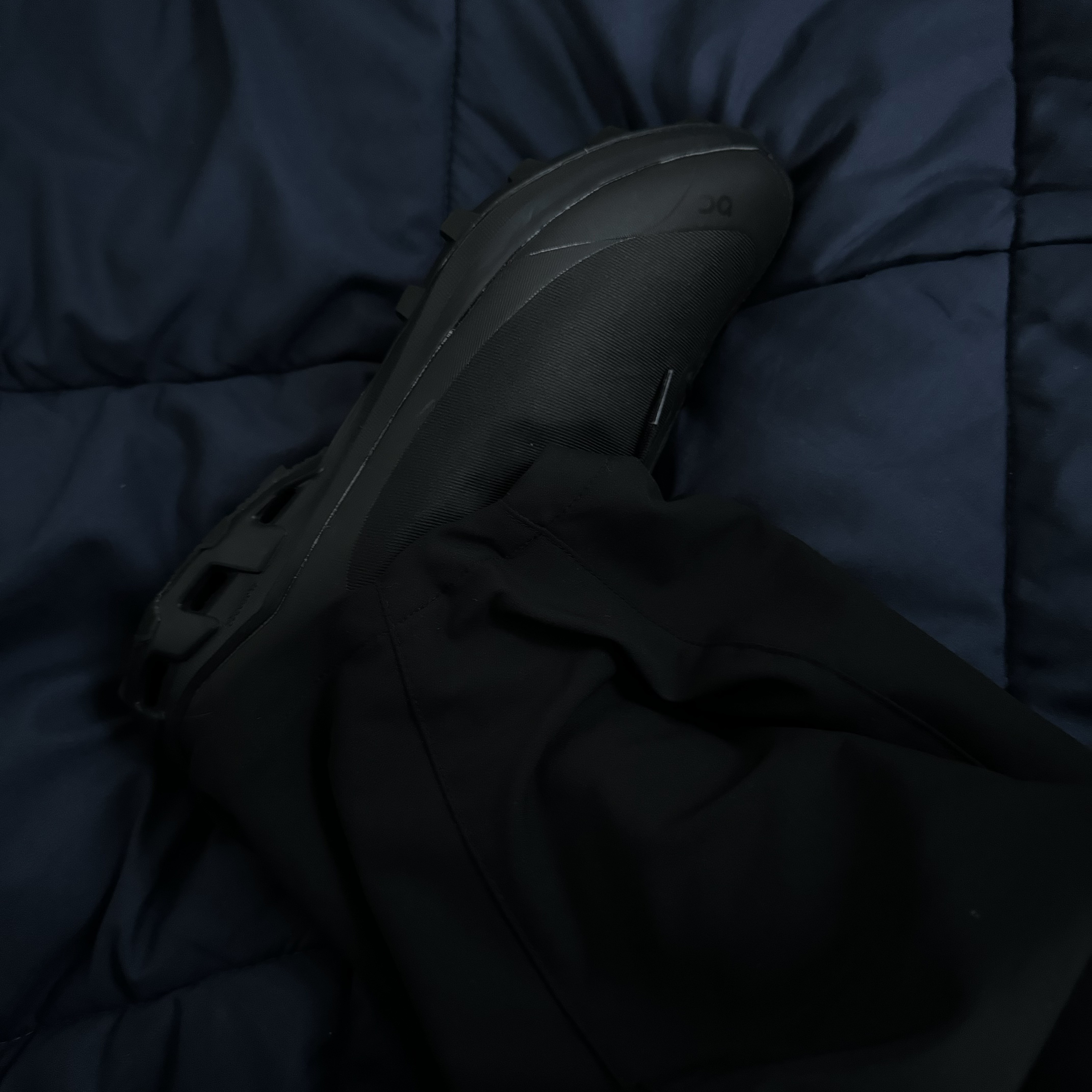 On Running x Post Archive Faction (Paf) Cloudventure Peak All Black 착용 스타일 - 3