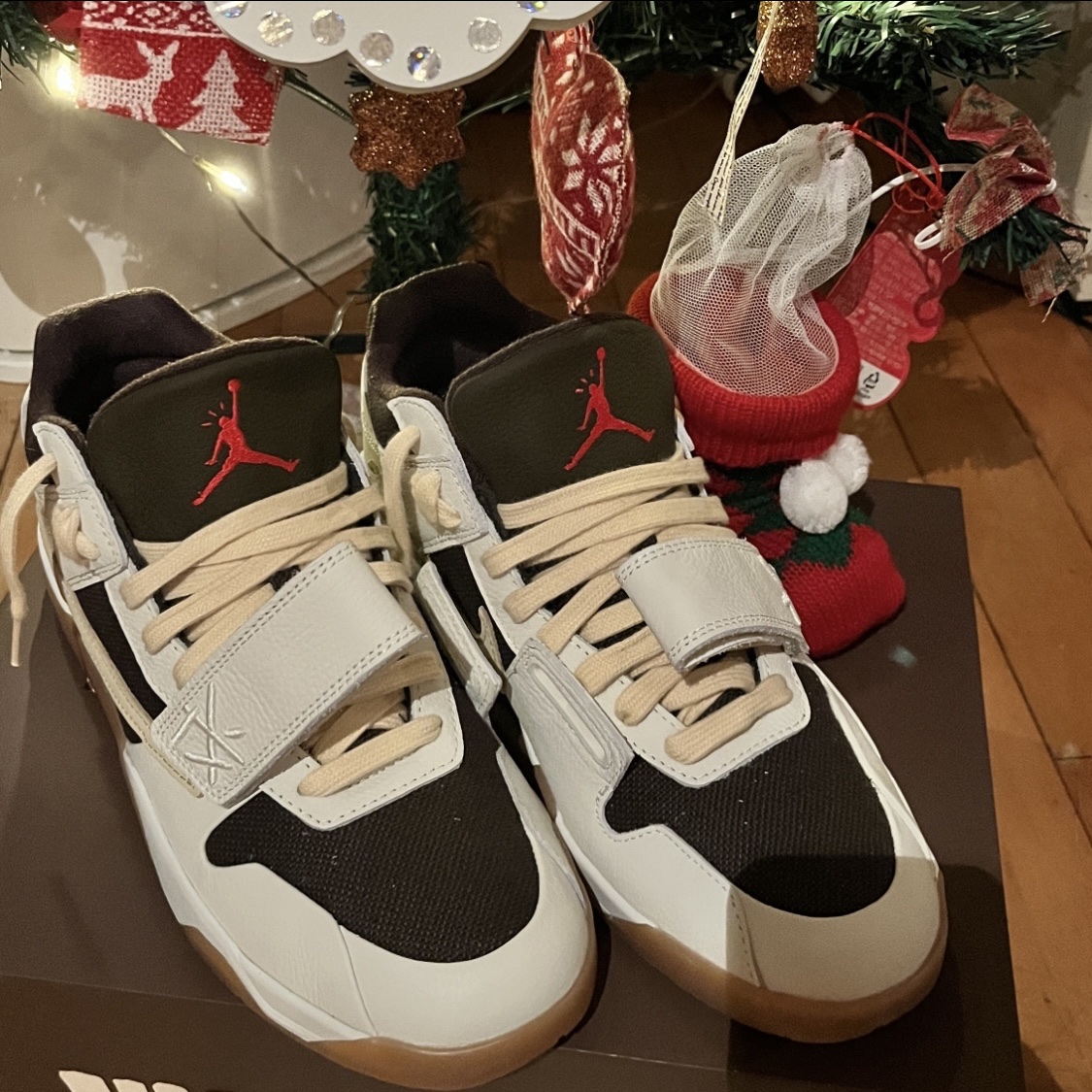 Jordan x Travis Scott Jumpman Jack TR Sail and Dark Mocha 착용 스타일 - 2
