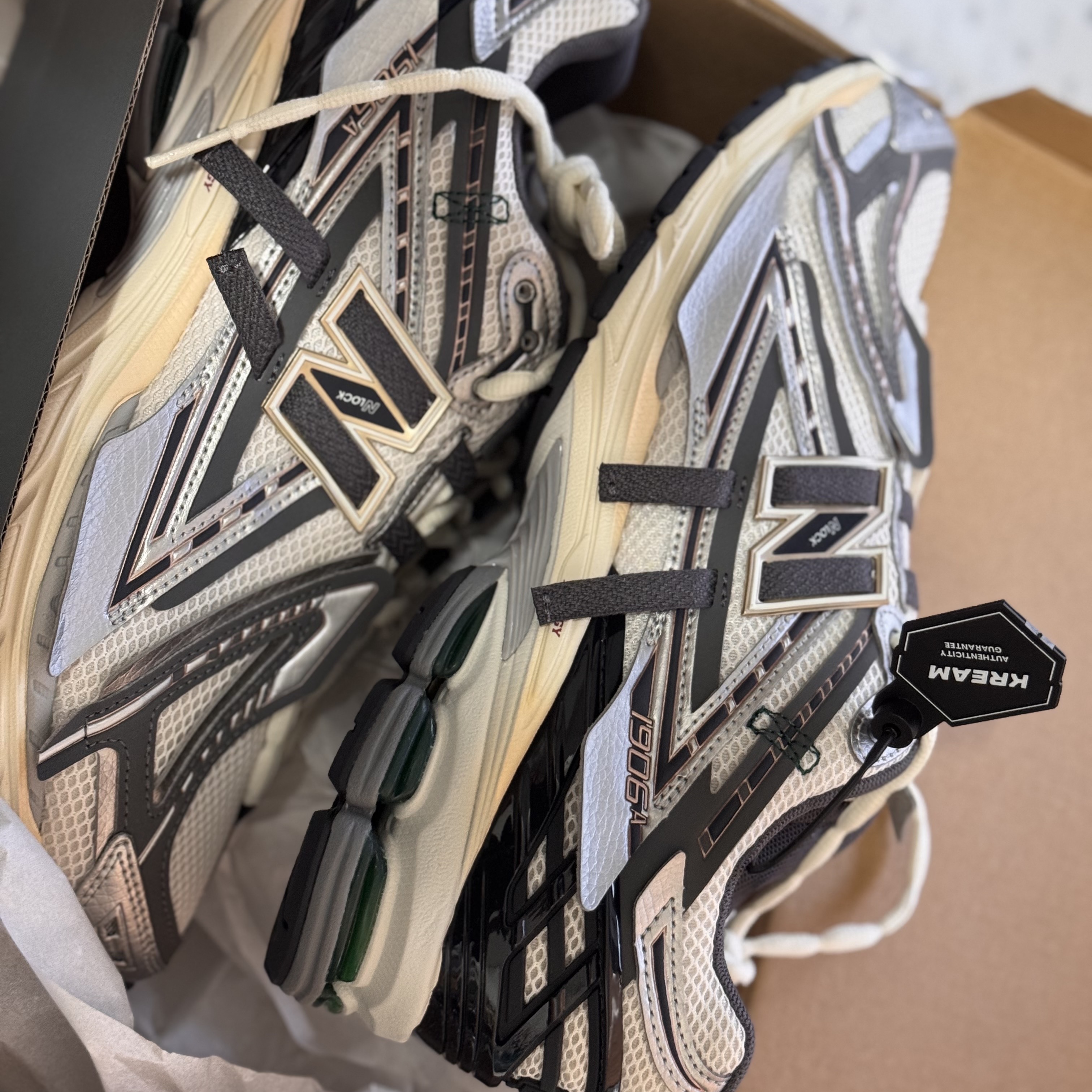New Balance 1906A Silver Metallic Castlerock 착용 스타일