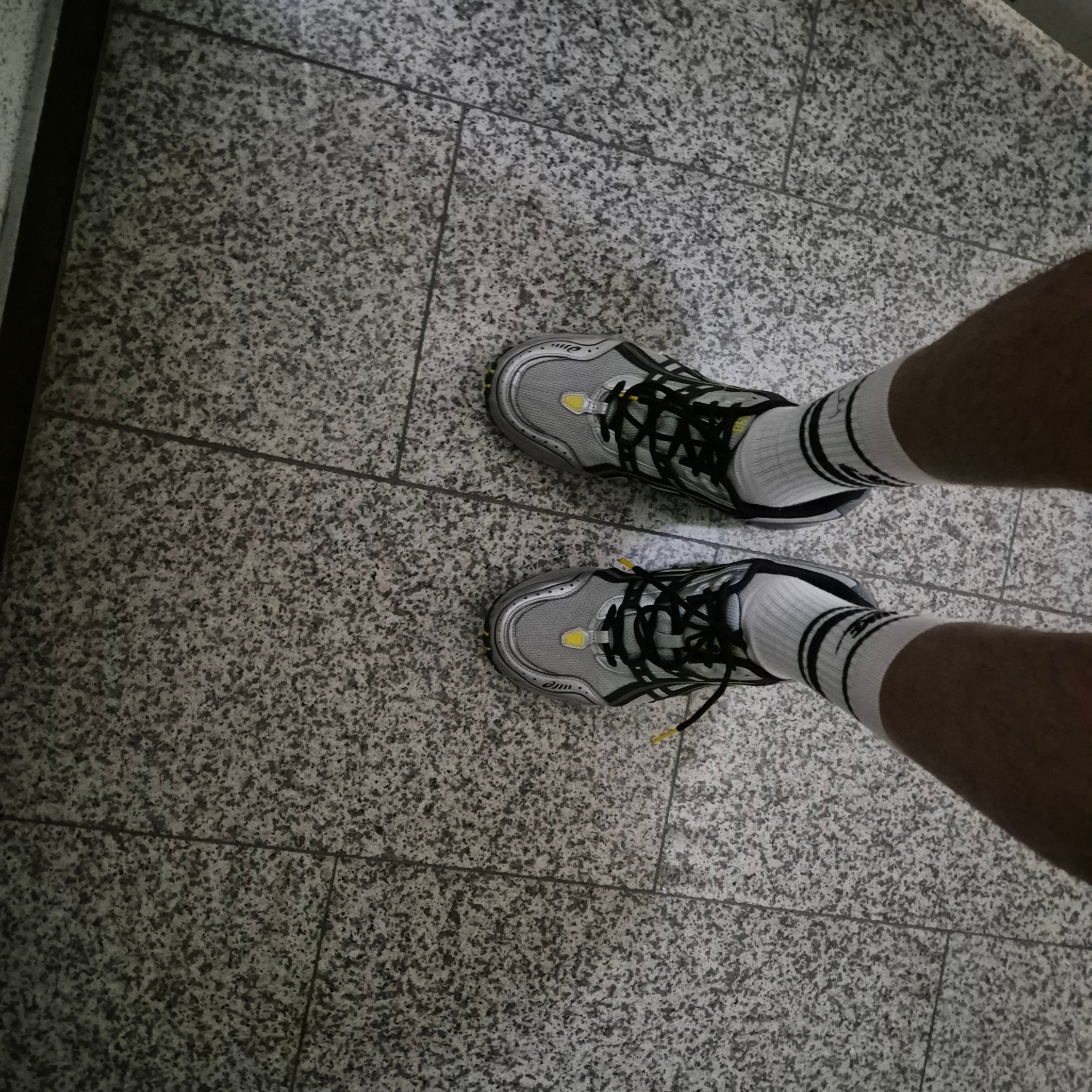 Asics Gel-1090 Mid Grey Black 착용 스타일