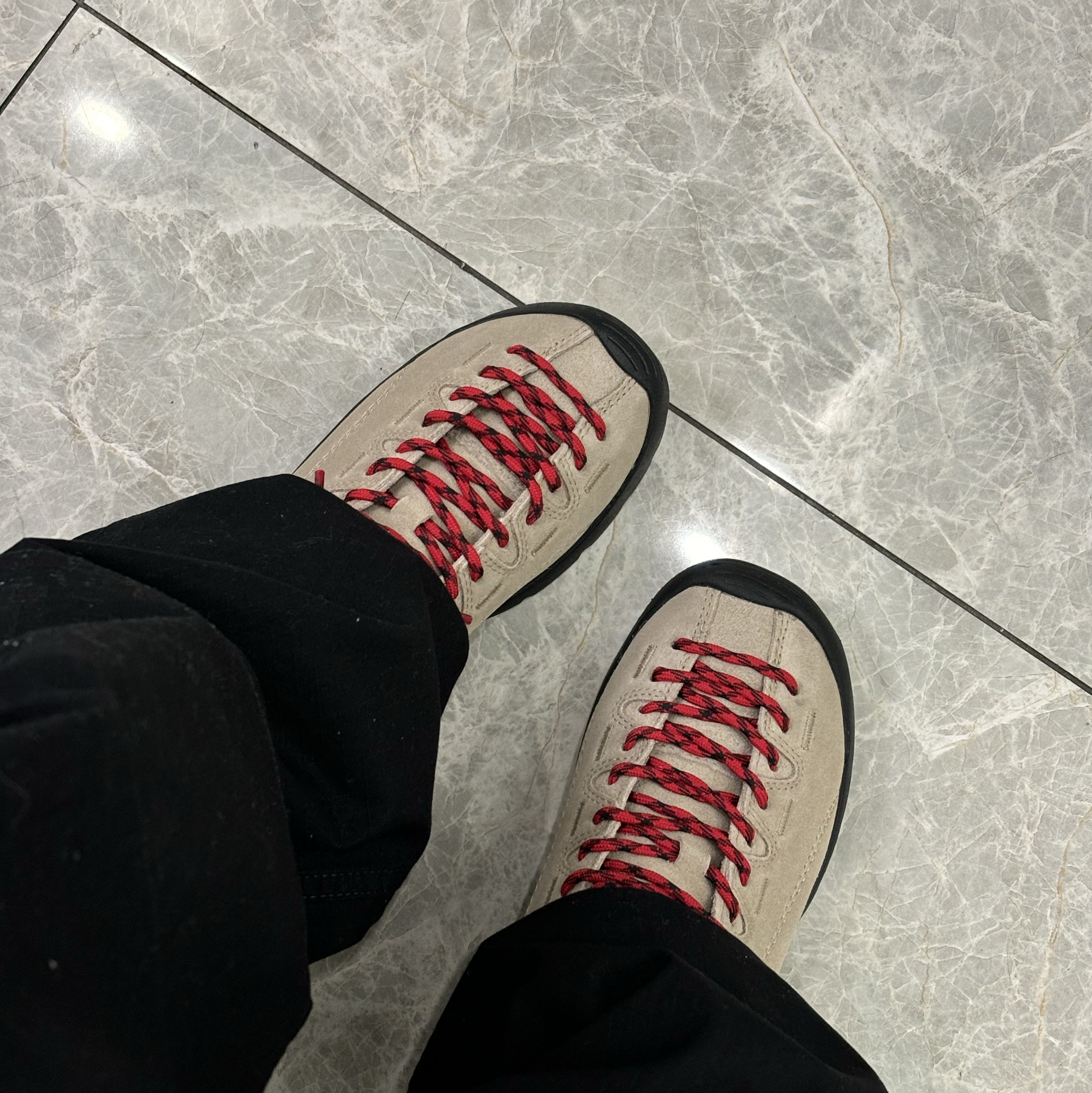 (W) Keen Jasper Suede Sneakers Silver Mink 착용 스타일