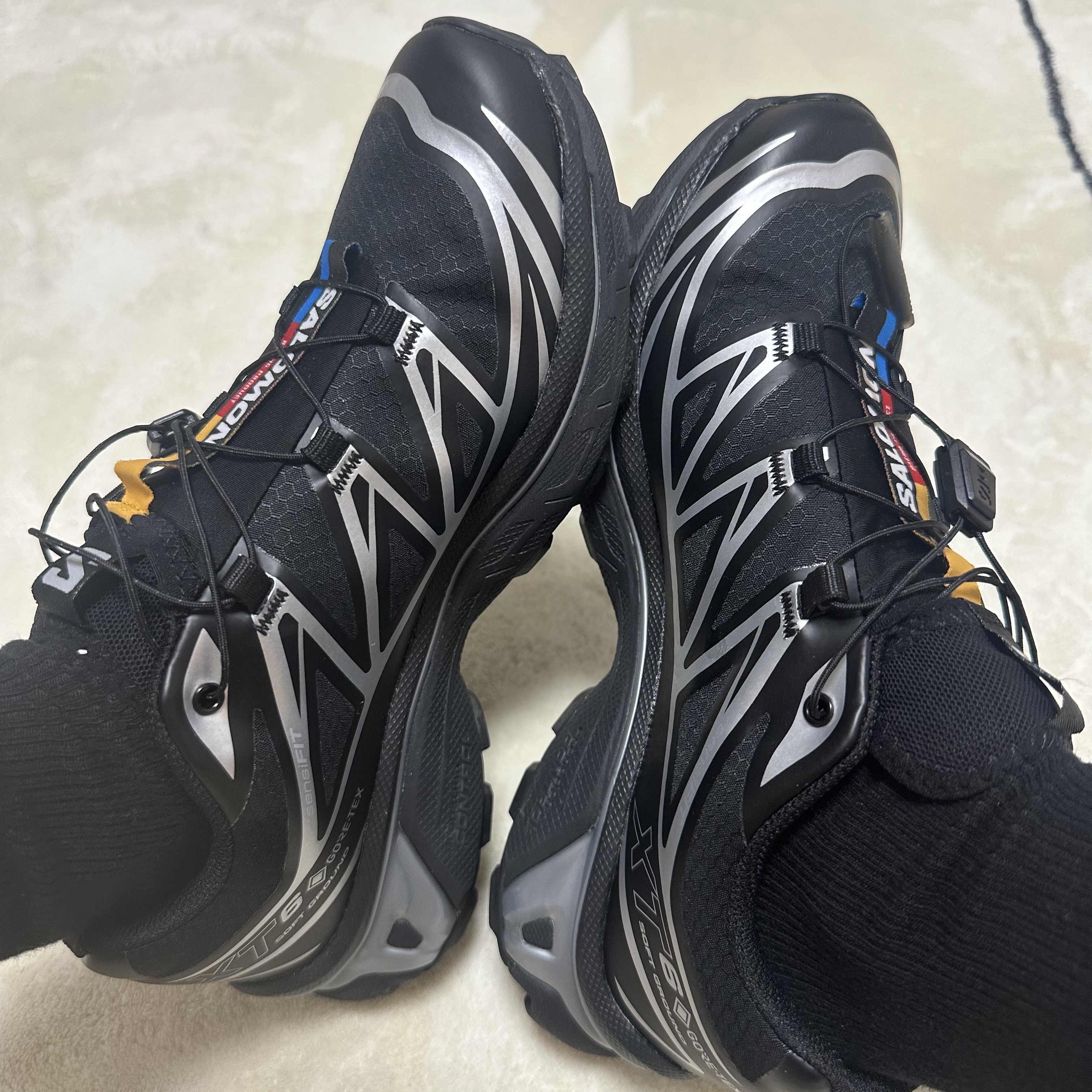 Salomon XT-6 GTX Black Silver 착용 스타일 - 2