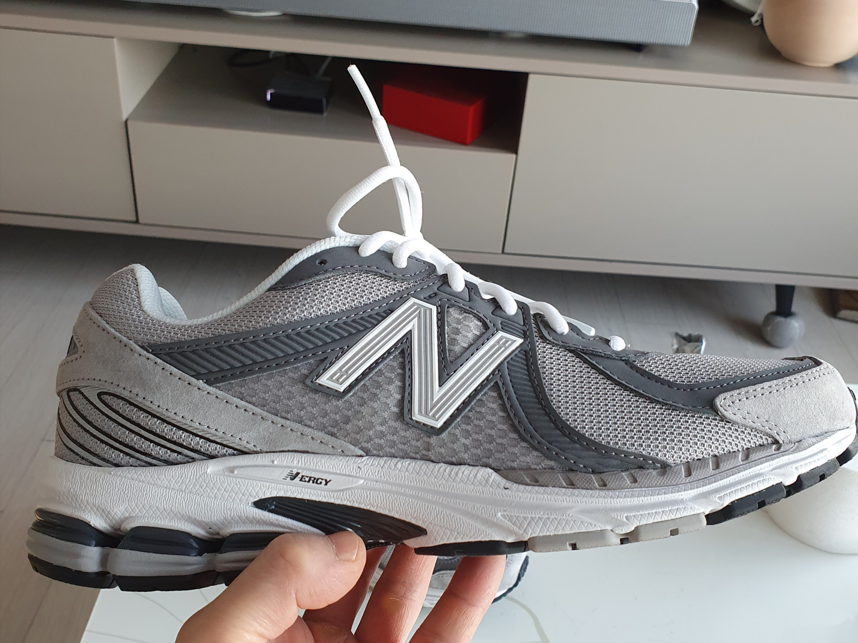New Balance x Comme des Garcons Homme 860v2 Grey White 착용 스타일