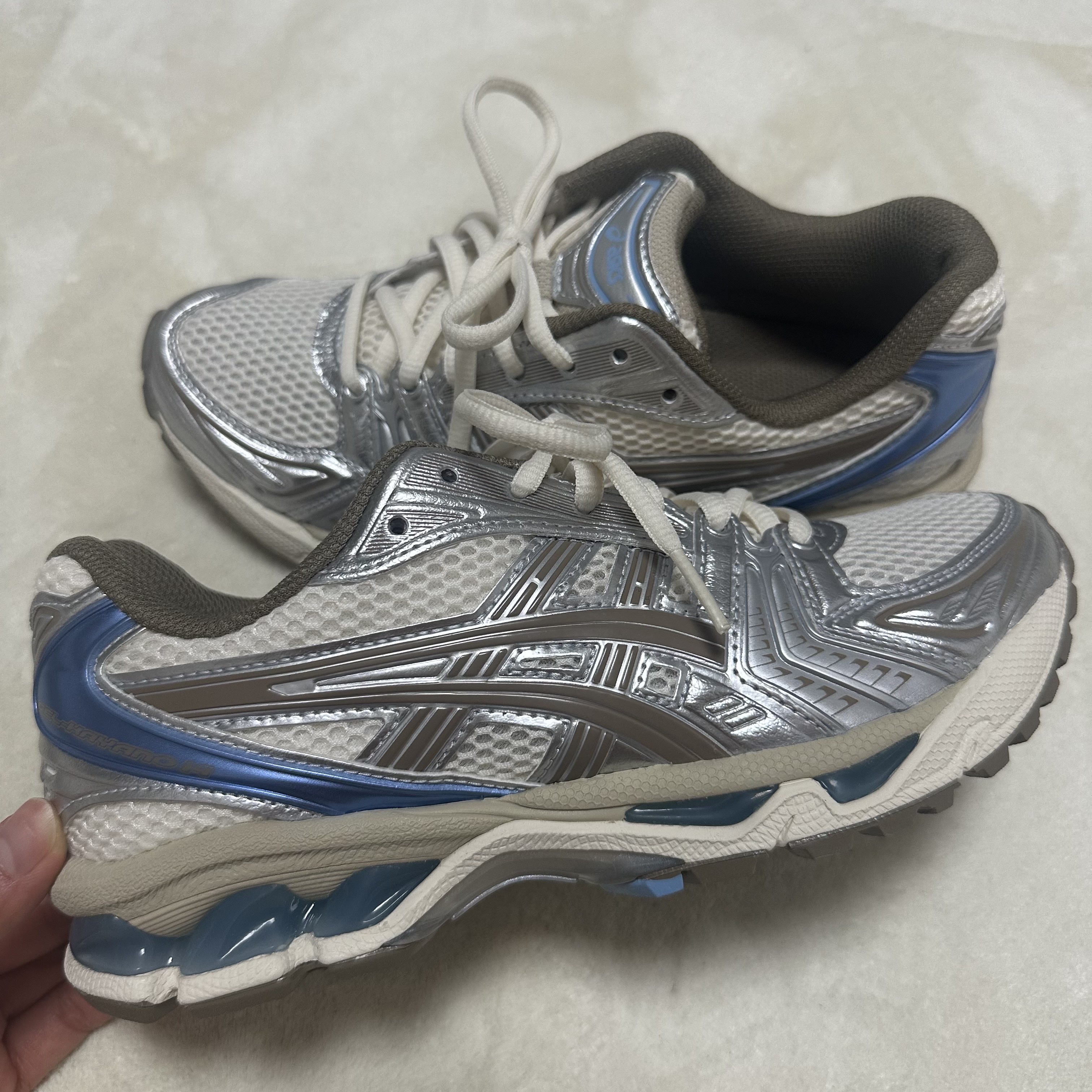 (W) Asics Gel-Kayano 14 Cream Pepper 착용 스타일 - 1