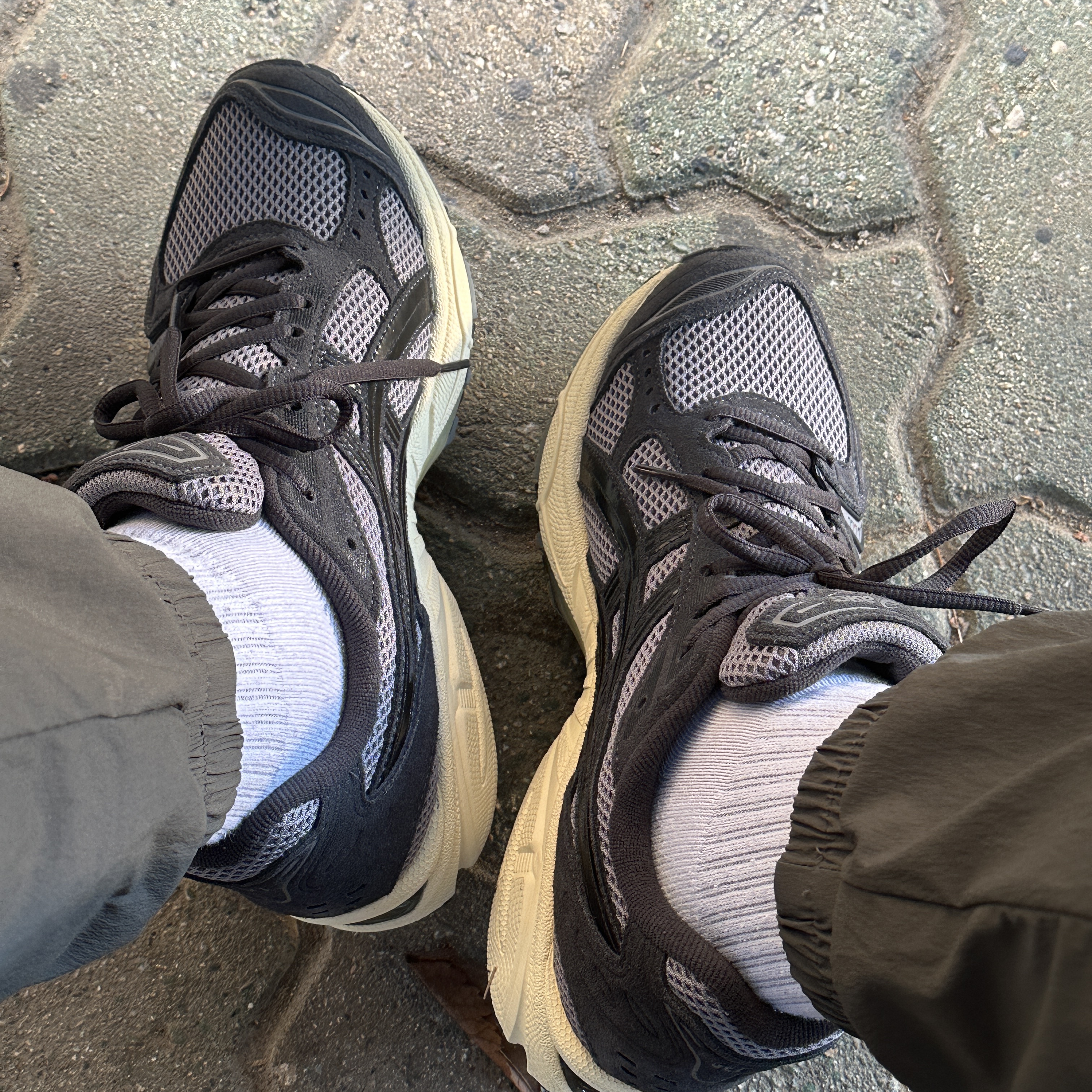 Asics Gel-Kayano 14 Clay Grey Black 착용 스타일