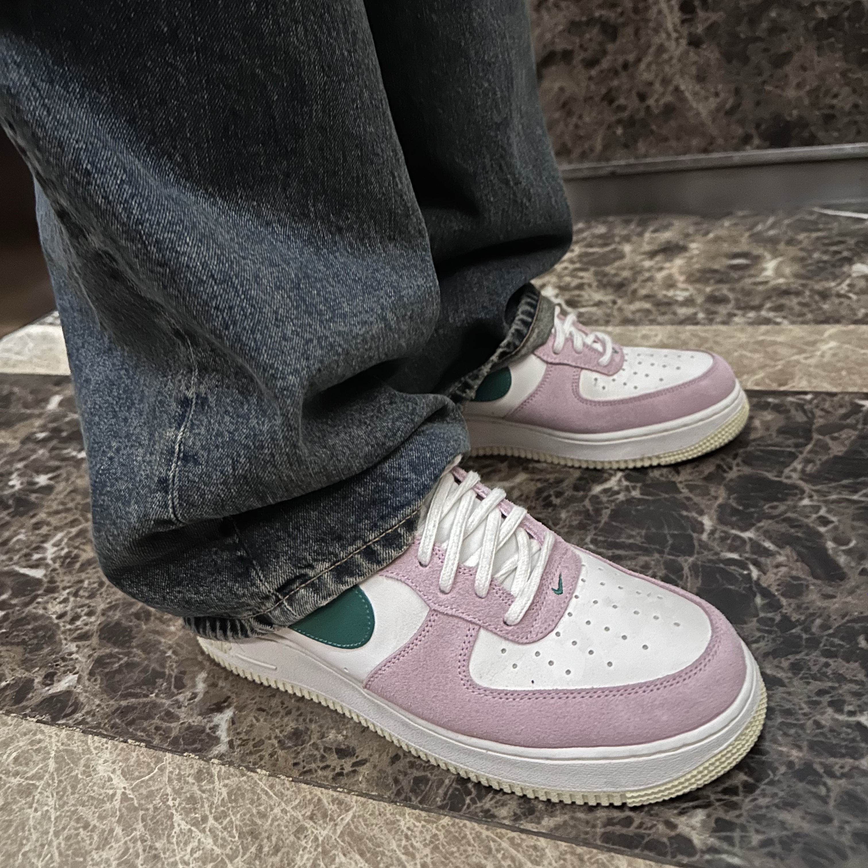 Nike Air Force 1 '07 Sail Medium Soft Pink, Undermycar Mu.26 Anti Fxxking Logo Play Brush Washed Wide Jeans Oil Blue 착용 스타일 - 2