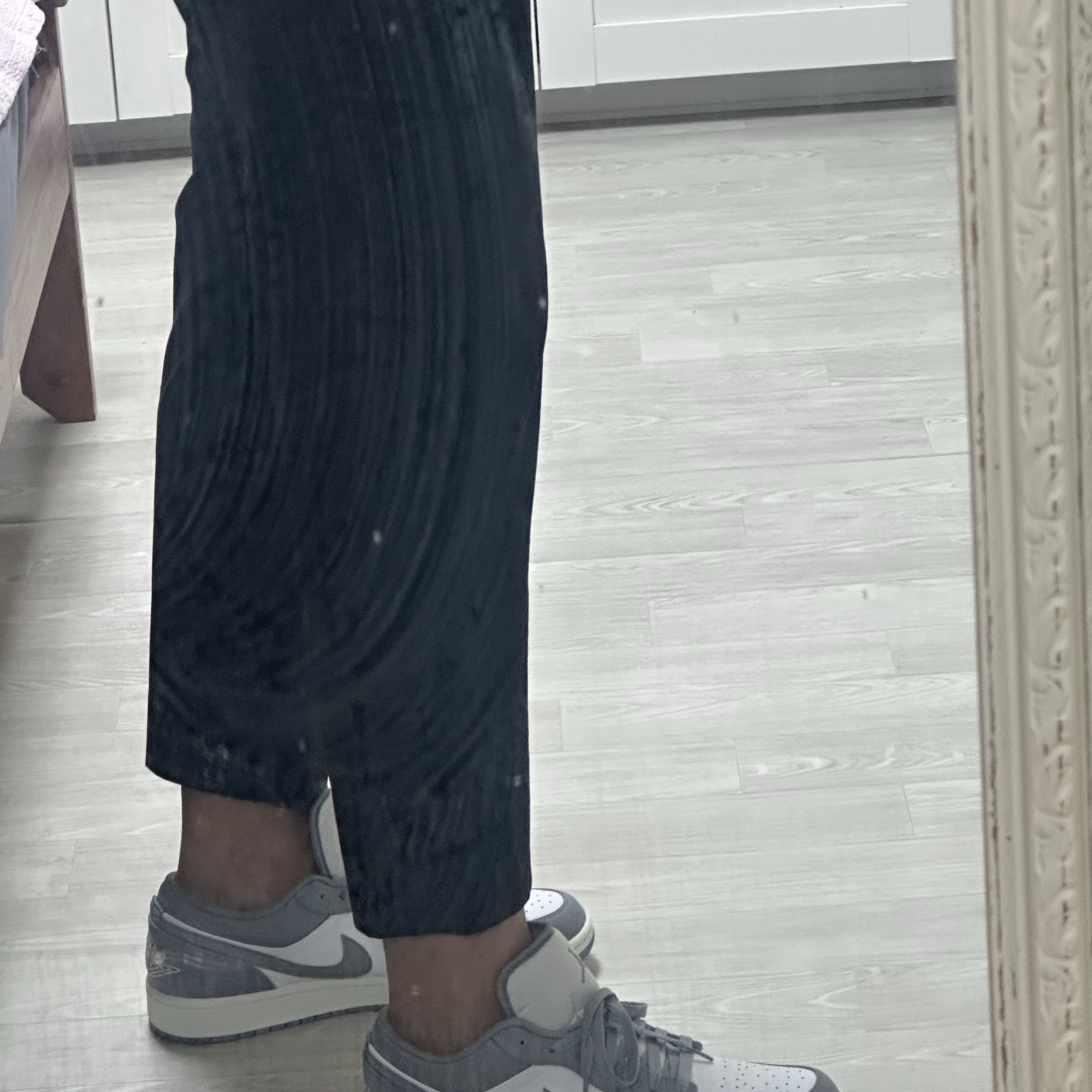 Jordan 1 Low Stealth and White 착용 스타일