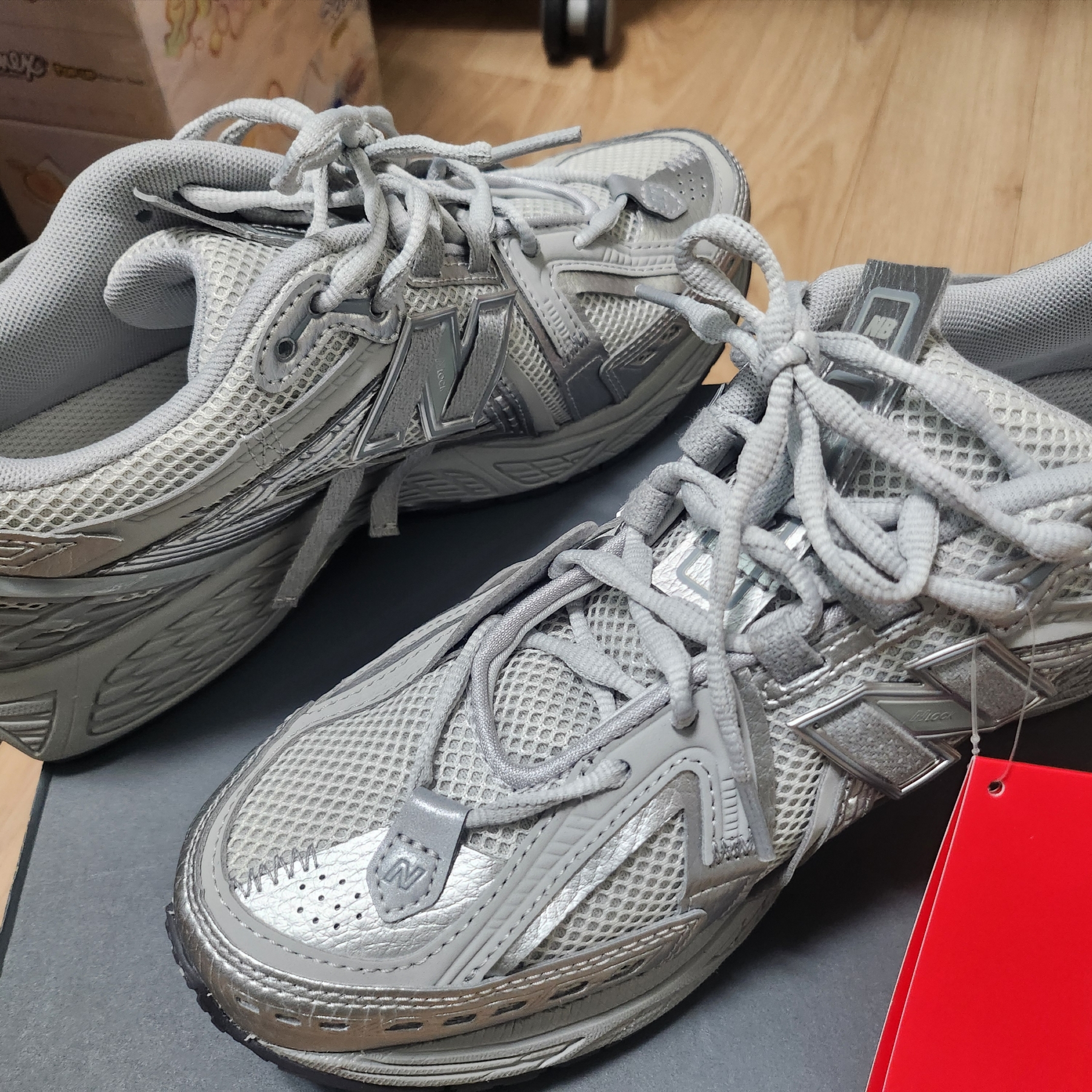 New Balance 1906A Concrete Silver Metallic 착용 스타일 - 5