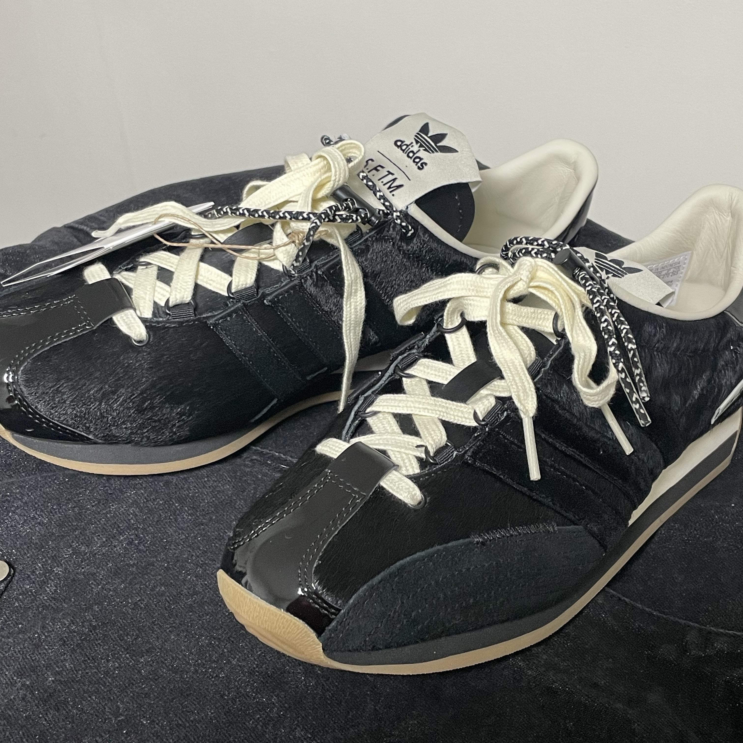 Adidas x Song for the Mute Country OG Core Black Cream White 착용 스타일