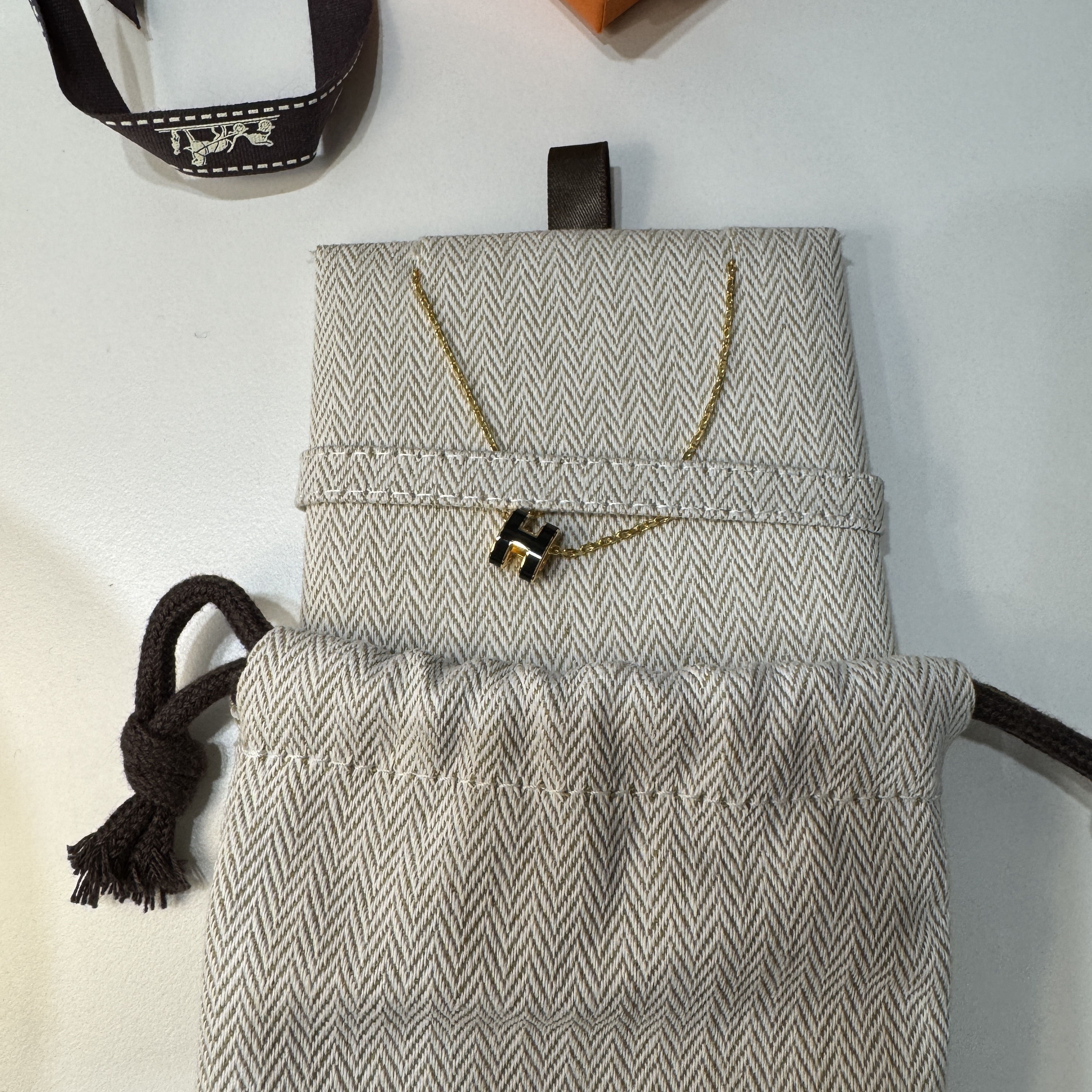 (W) Hermes Mini Pop H Pendant Gold & Blanc 착용 스타일