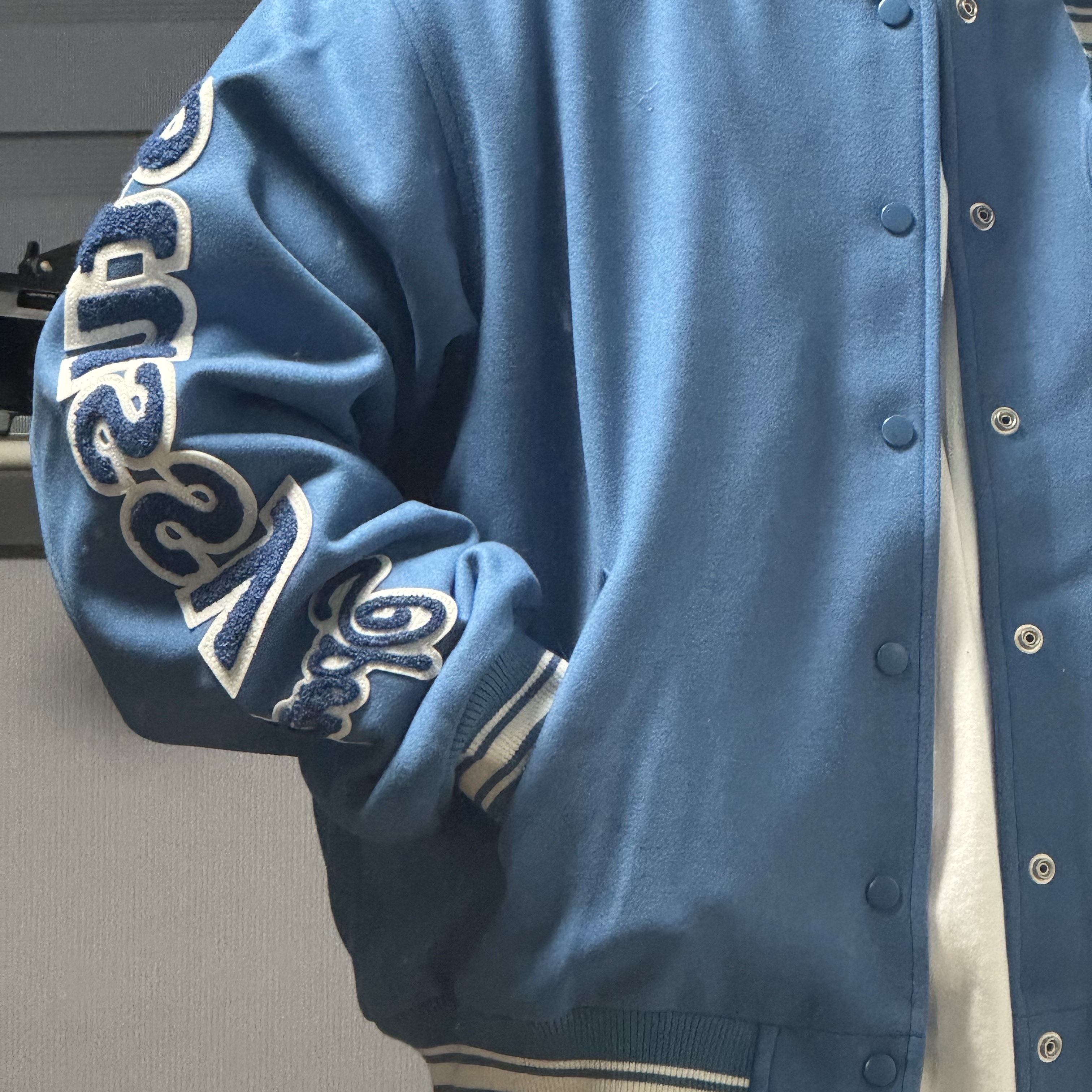Stussy Competition Varsity Jacket Blue 착용 스타일 - 2