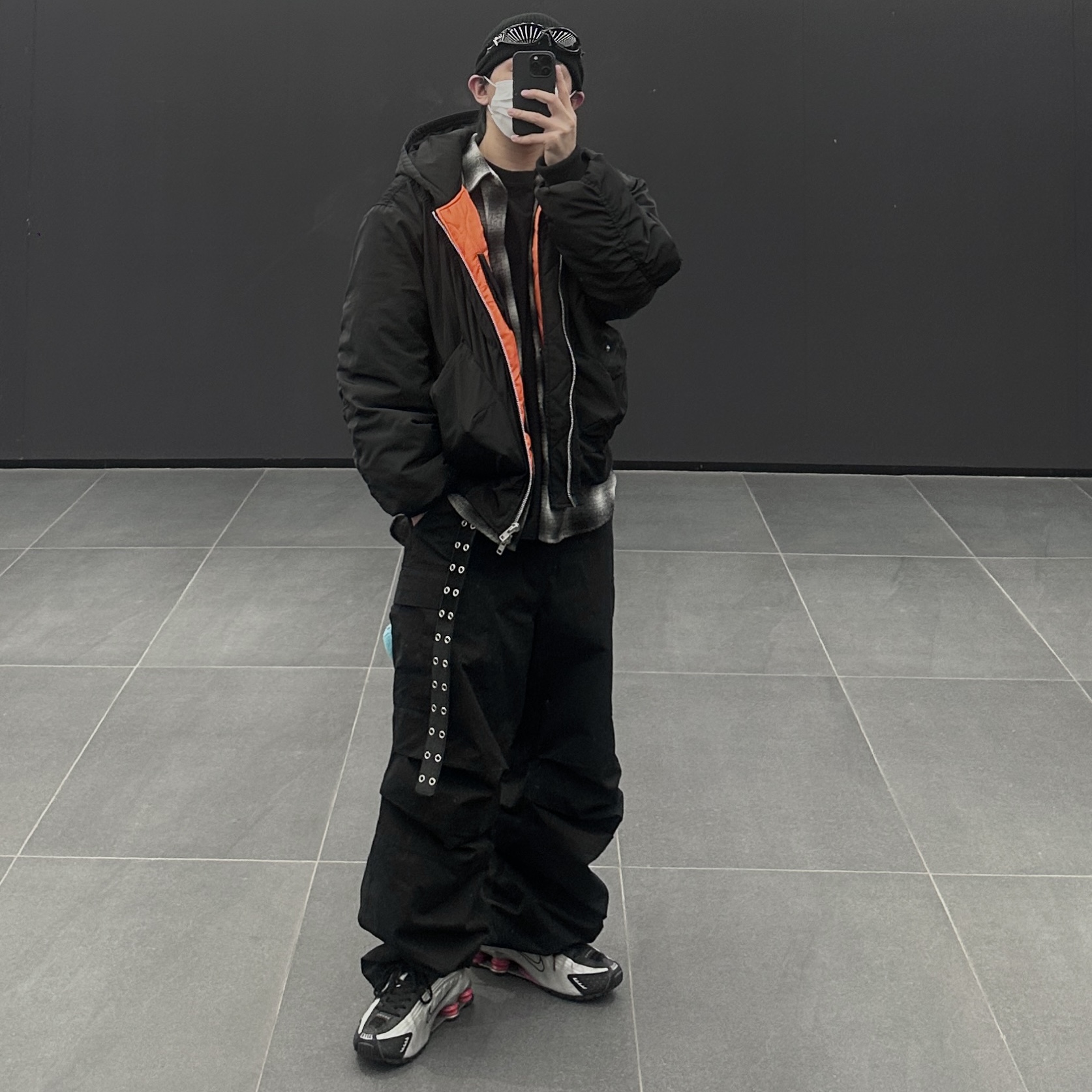 Nike Shox R4 Black and Metallic Silver 착용 스타일 - 3