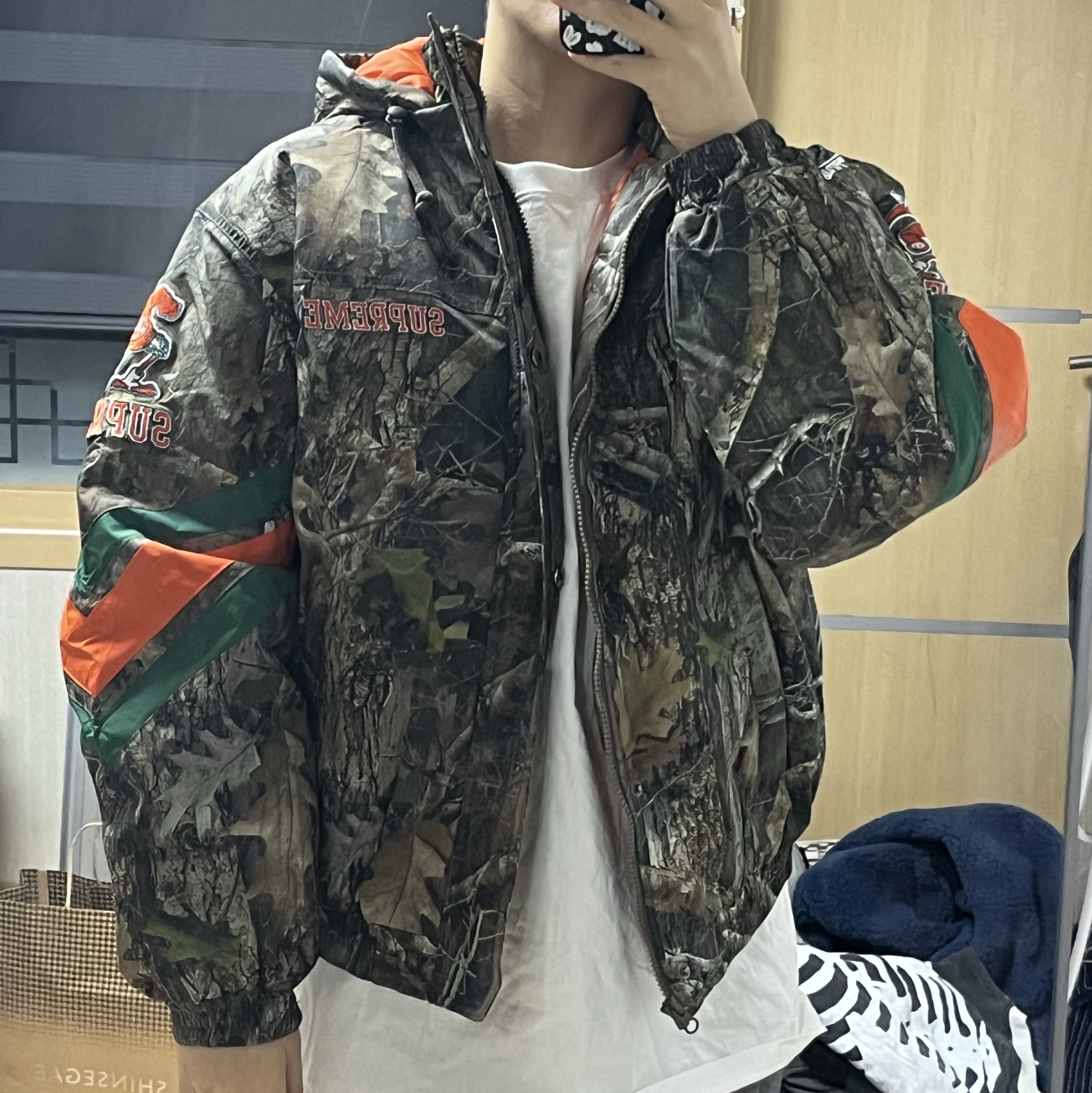 Supreme Mitchell & Ness NCAA Hooded Stadium Jacket TrueTimber Kanati Camo - 24FW 착용 스타일