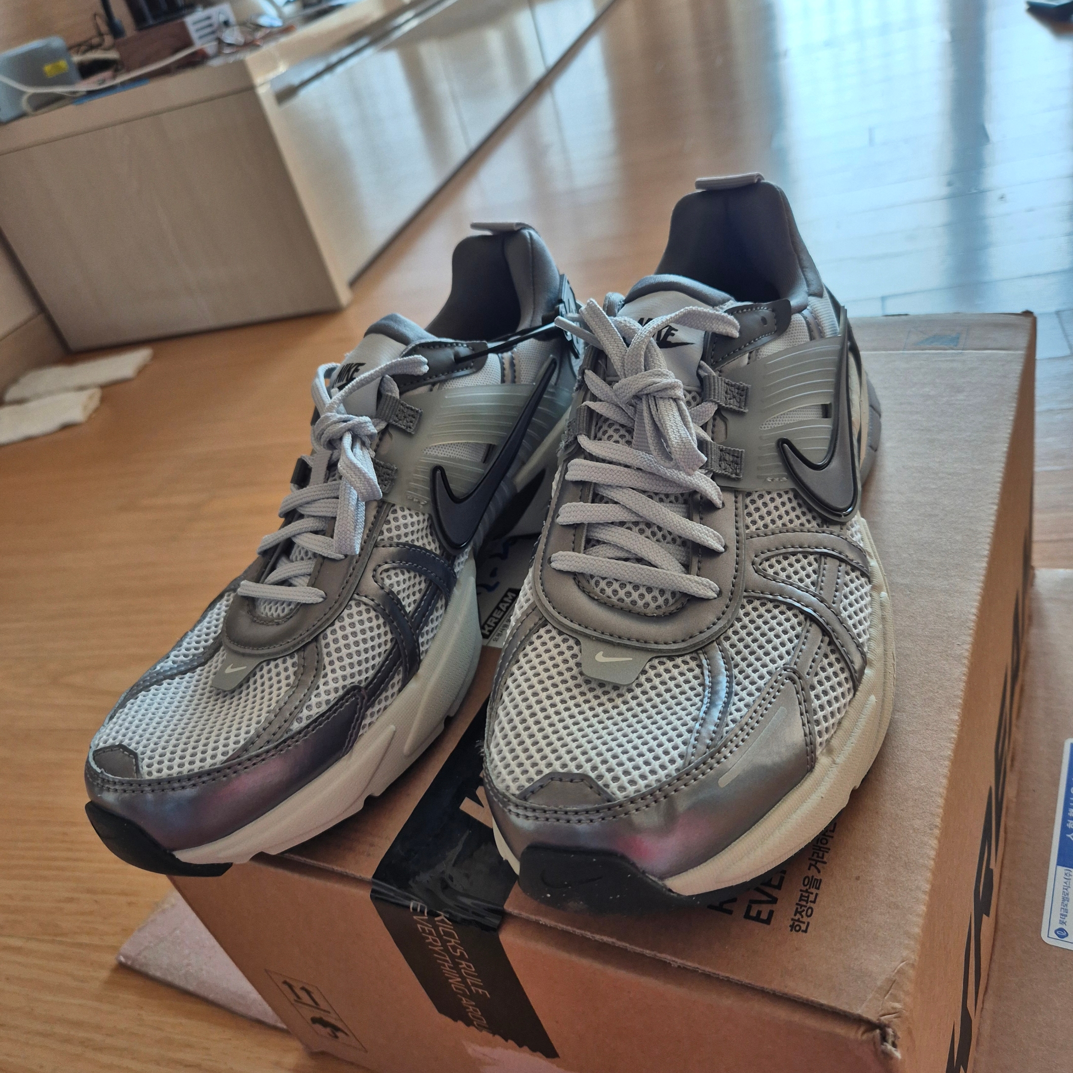 Nike V2K Run Pure Platinum Wolf Grey 착용 스타일 - 2