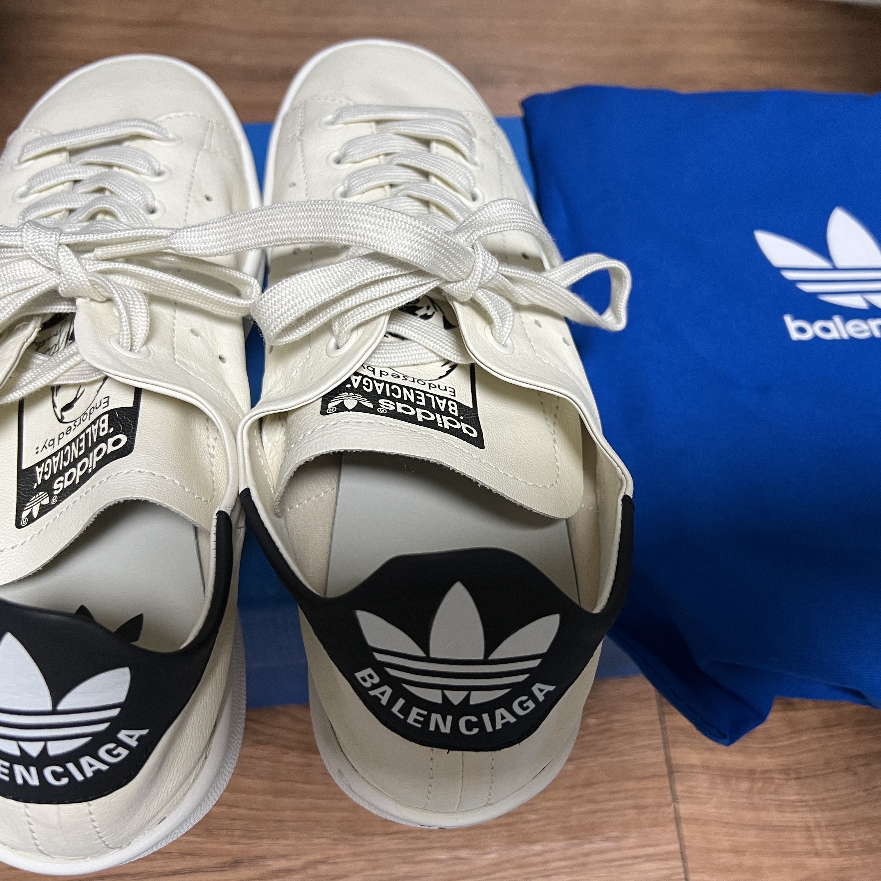 Balenciaga x Adidas Stan Smith Off White 착용 스타일