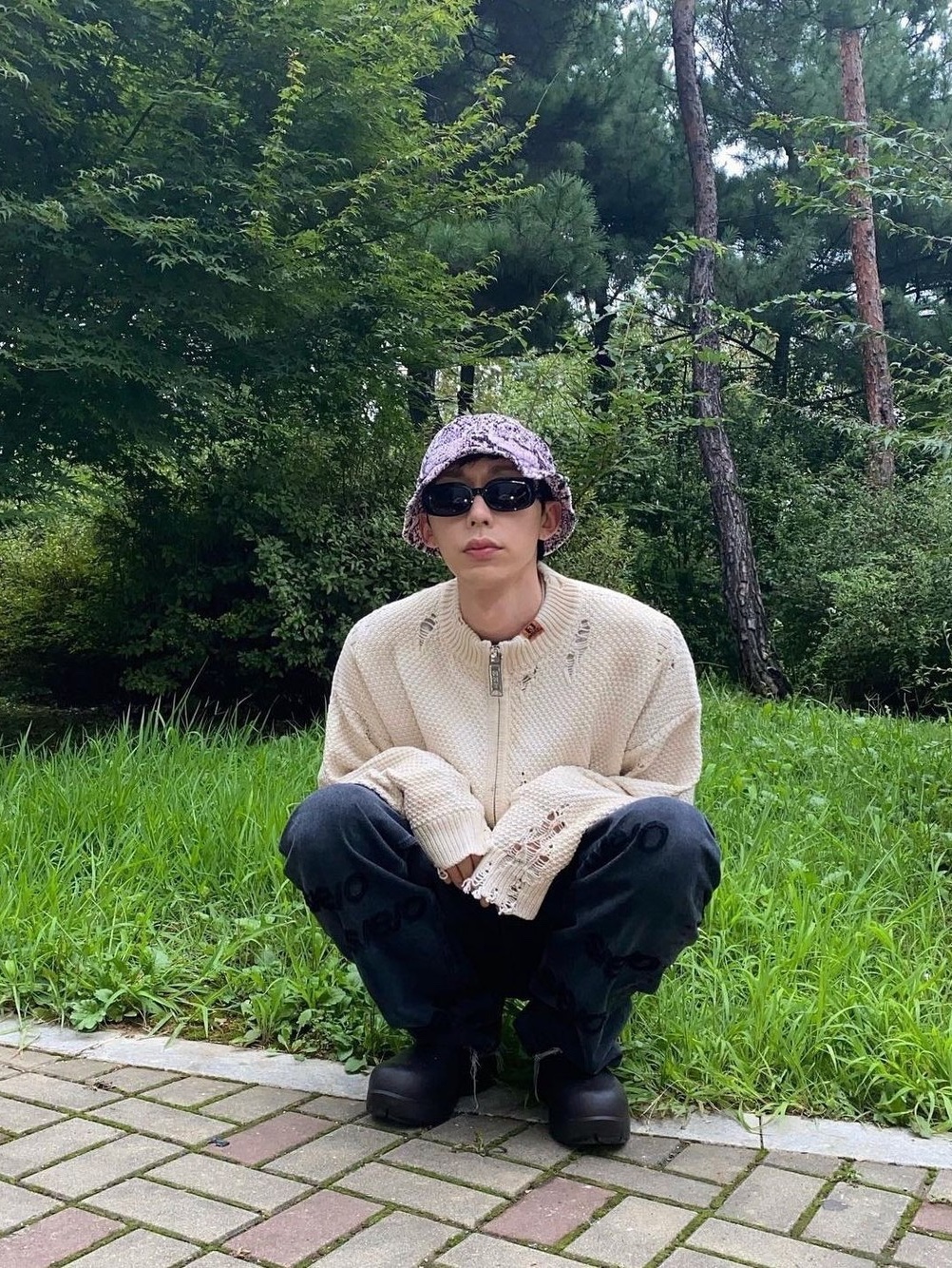 Suade Fancy Crop Knit Zip Up Brown, Rubati Alps Knit Zip-up Cardigan Flower Stitched by Hand Ivory 착용 스타일 - 3