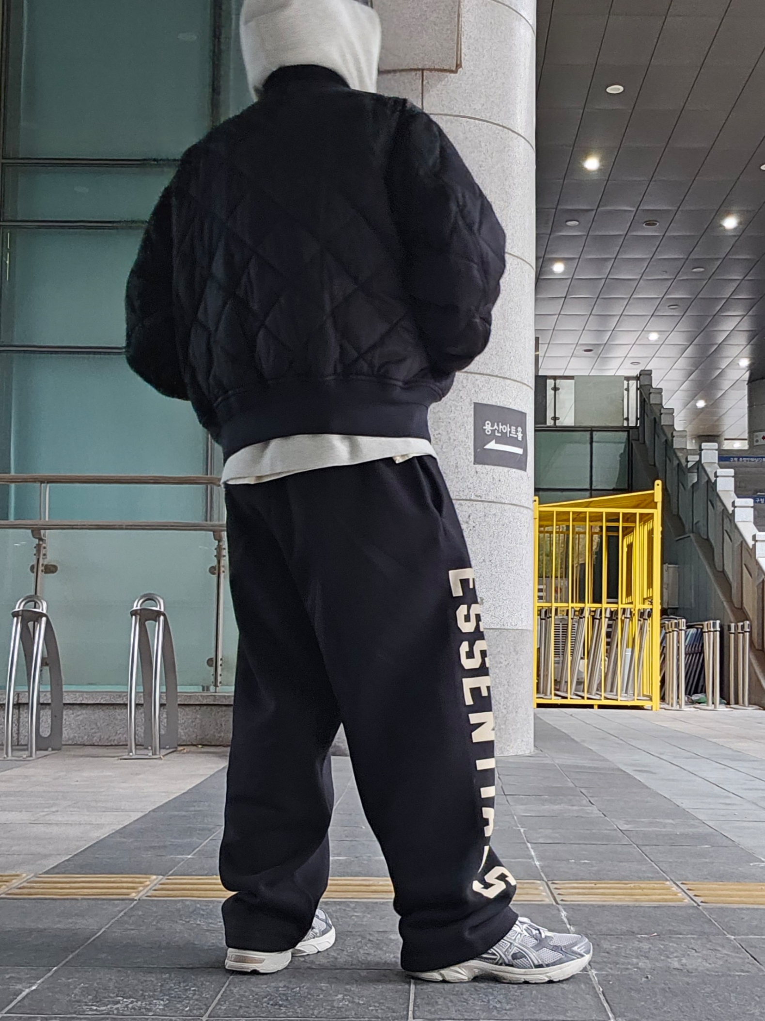 Essentials The Core Collection Pullover Hoodie Oatmeal, Essentials Fleece Relaxed Sweatpant Black - 24FW 착용 스타일 - 5
