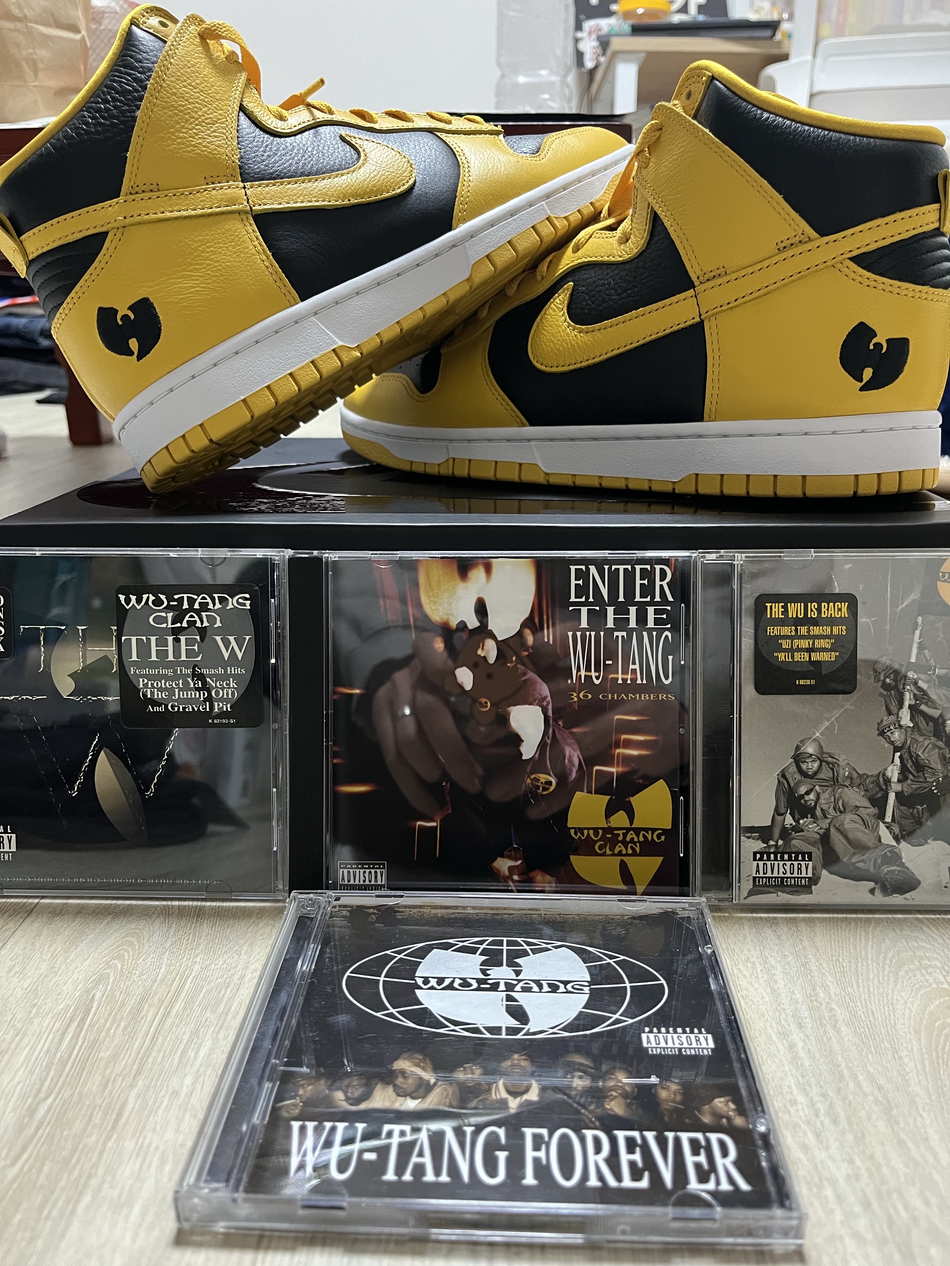 Nike Wu-Tang Clan Dunk High Black and Pollen 착용 스타일