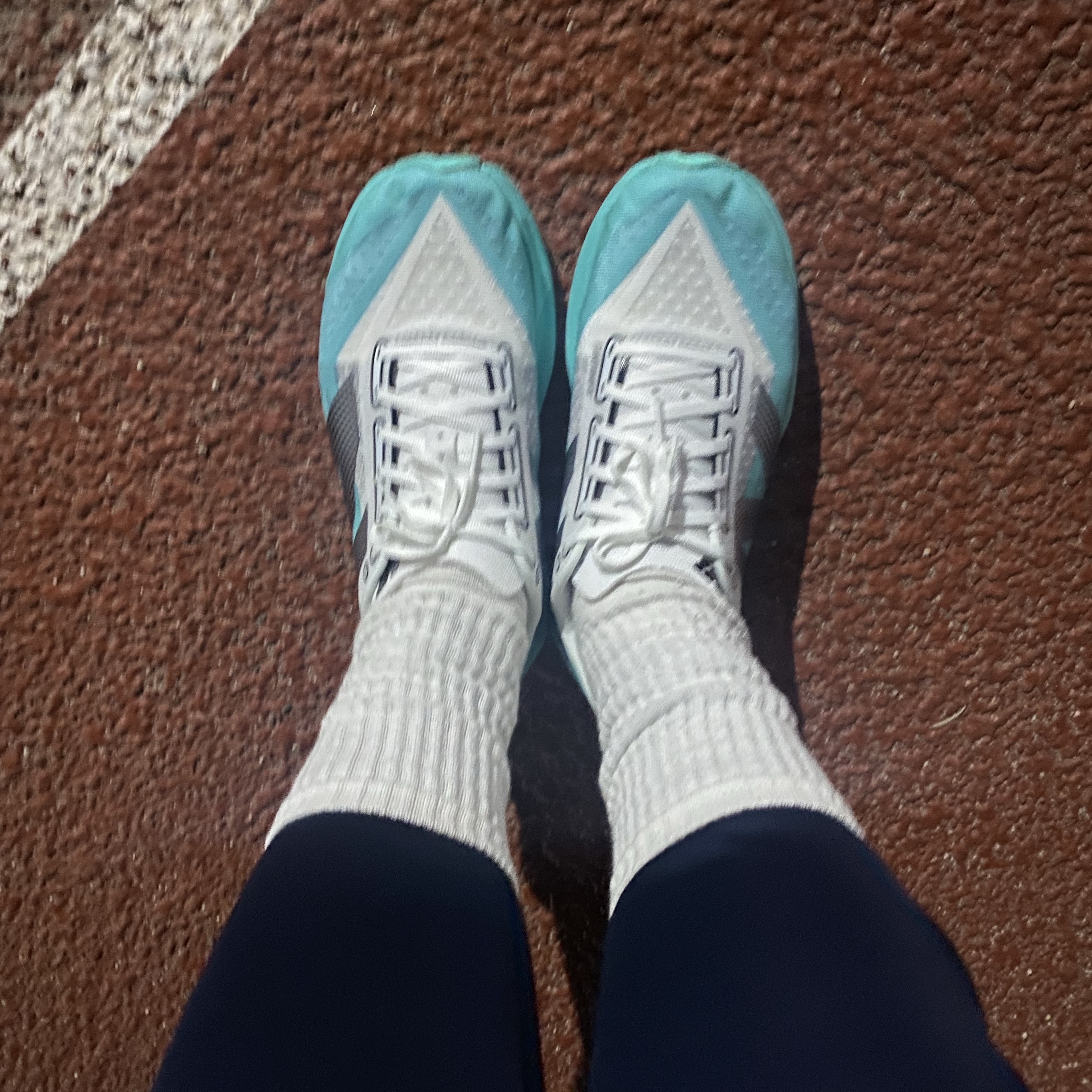 New Balance Fuelcell Rebel v4 Cyber Jade White - D Standard 착용 스타일