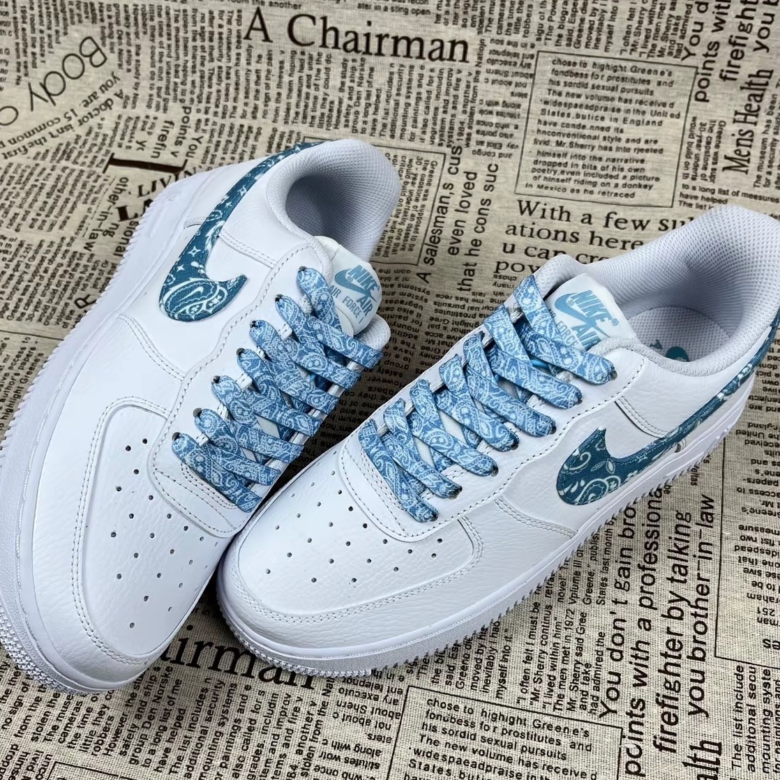 (W) Nike Air Force 1 '07 Essential Paisley Swoosh White Worn Blue 착용 스타일 - 1