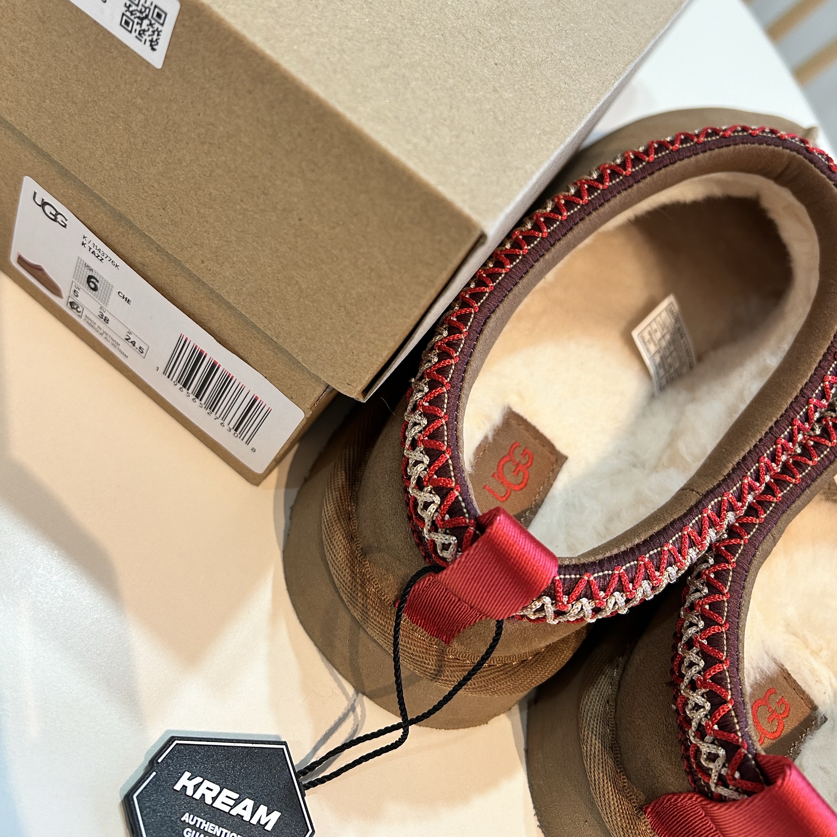(Kids) UGG Tazz Slipper Chestnut 착용 스타일 - 2
